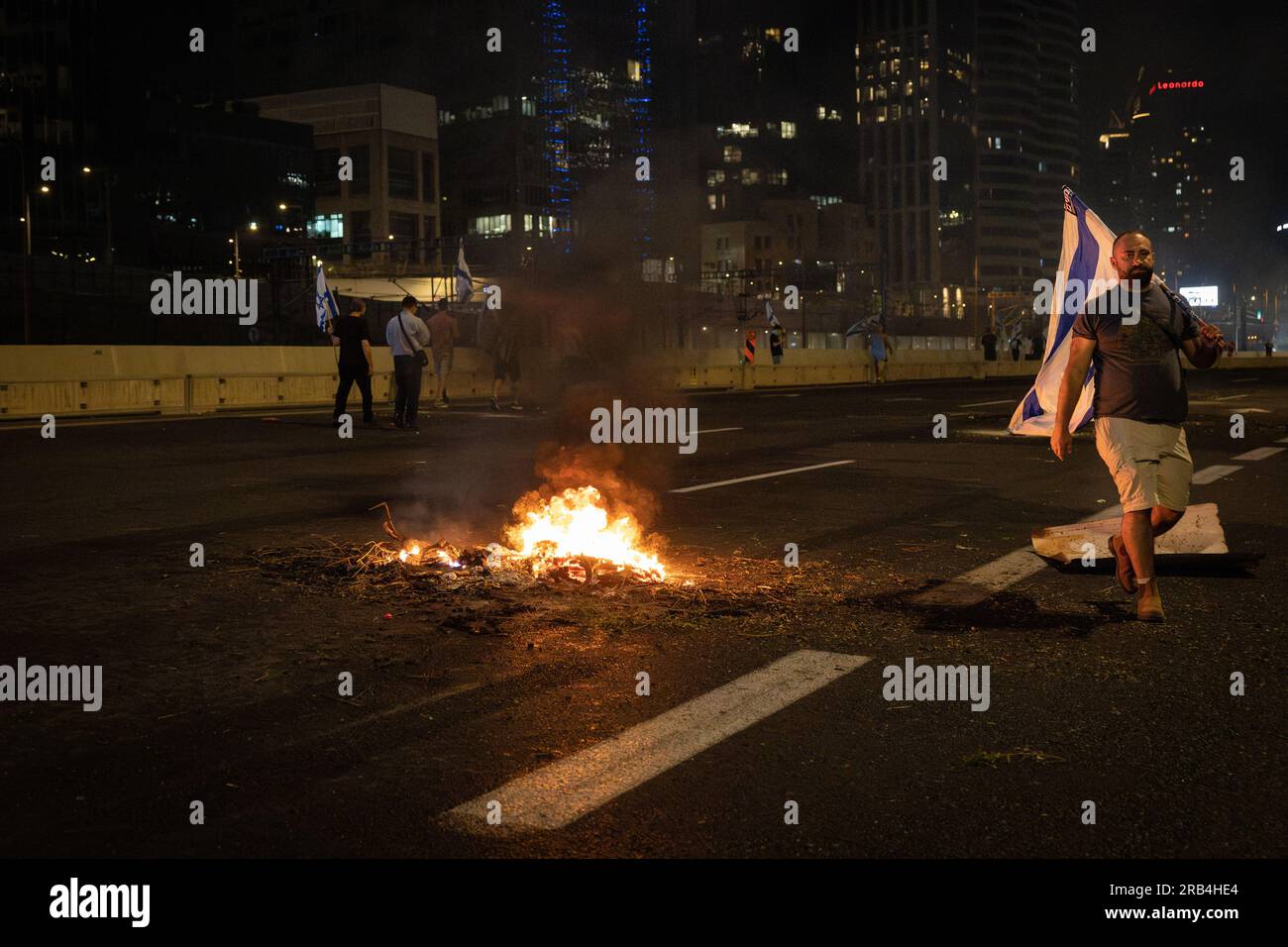 Manifestation contre le gouvernement de Netanyahu sur l'autoroute Ayalon à tel Aviv, Israël Banque D'Images