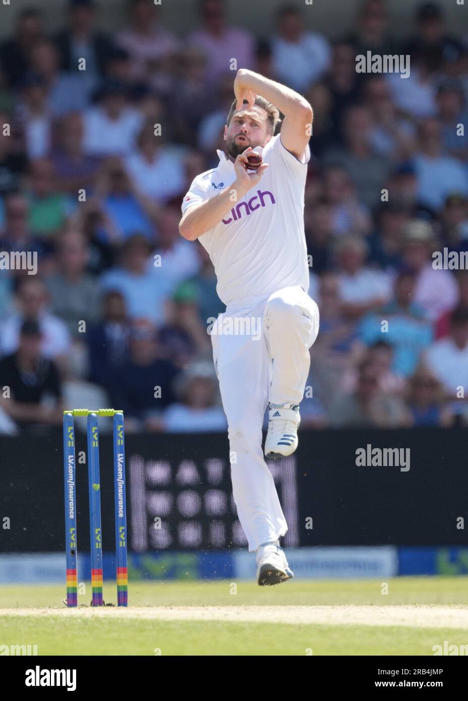 L'Anglais Chris Woakes en action de bowling pendant la deuxième journée du troisième test match Ashes à Headingley, Leeds. Date de la photo : Vendredi 7 juillet 2023. Banque D'Images