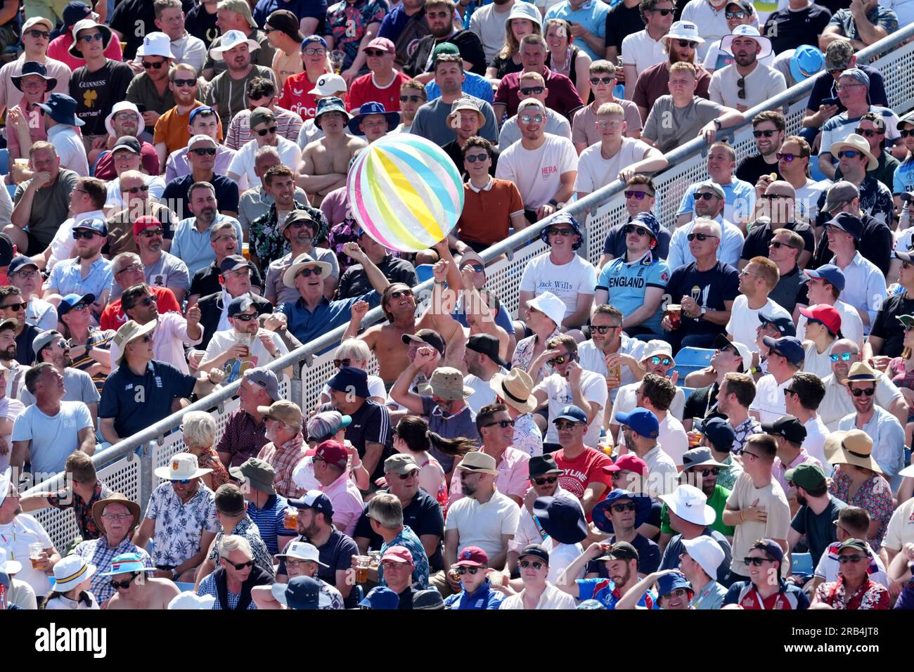 Les spectateurs jouent avec un ballon de plage gonflable pendant la deuxième journée du troisième test match Ashes à Headingley, Leeds. Date de la photo : Vendredi 7 juillet 2023. Banque D'Images