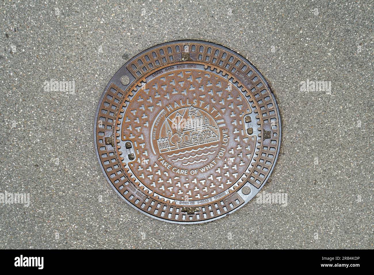 rue, couvercle d'égout dans une rue, Hallstatt, PRENEZ SOIN DE CE QUE VOUS AIMEZ, RHV HALLSTATTERSEE GEWASSERSCHUTZ im WELTERBE, LA PROTECTION DE L'EAU DANS LE MONDE ELLE Banque D'Images