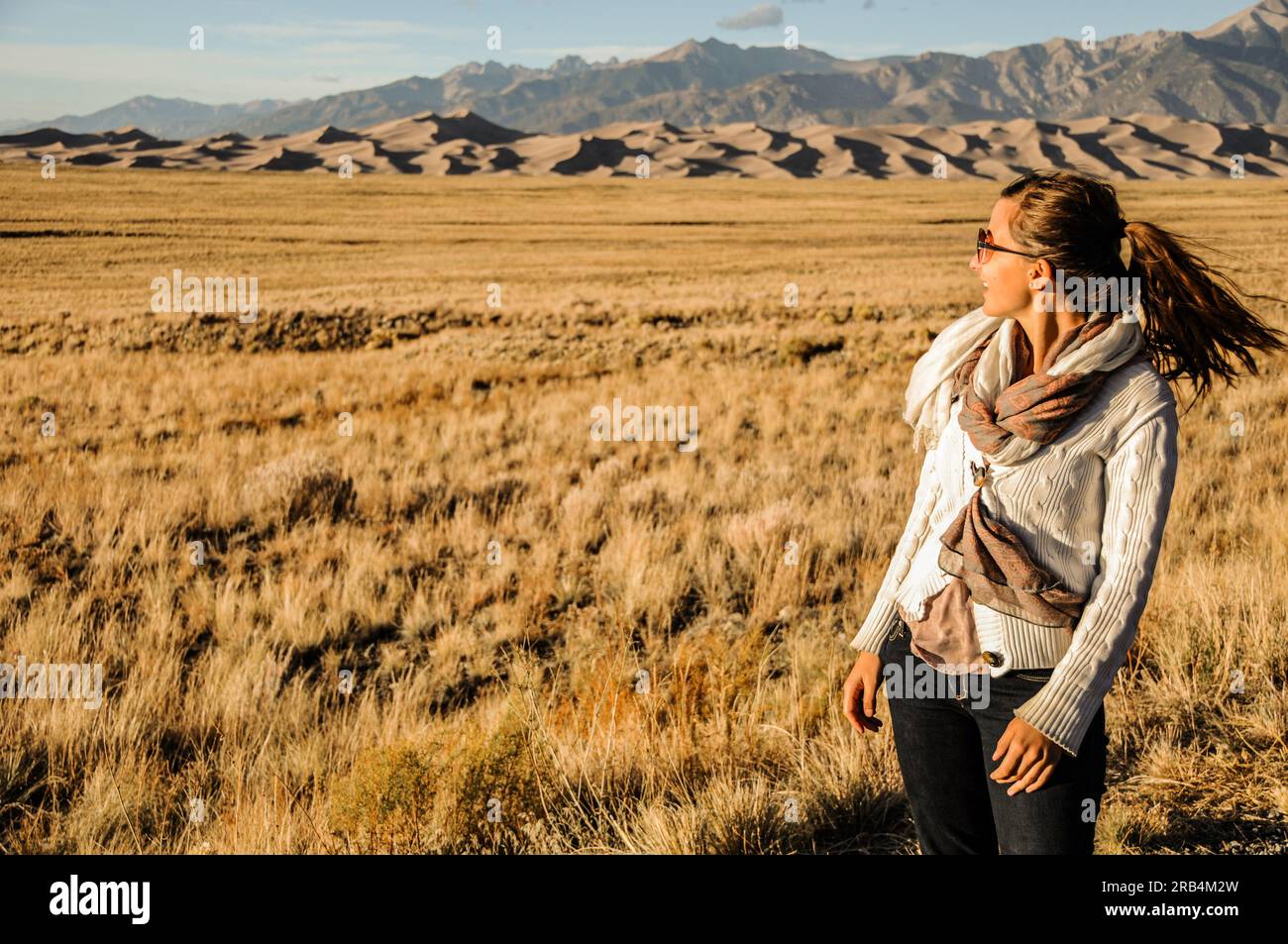 Femme dans le désert regardant les dunes de sable au parc national de Great Sand Dunes dans le Colorado, USA Banque D'Images