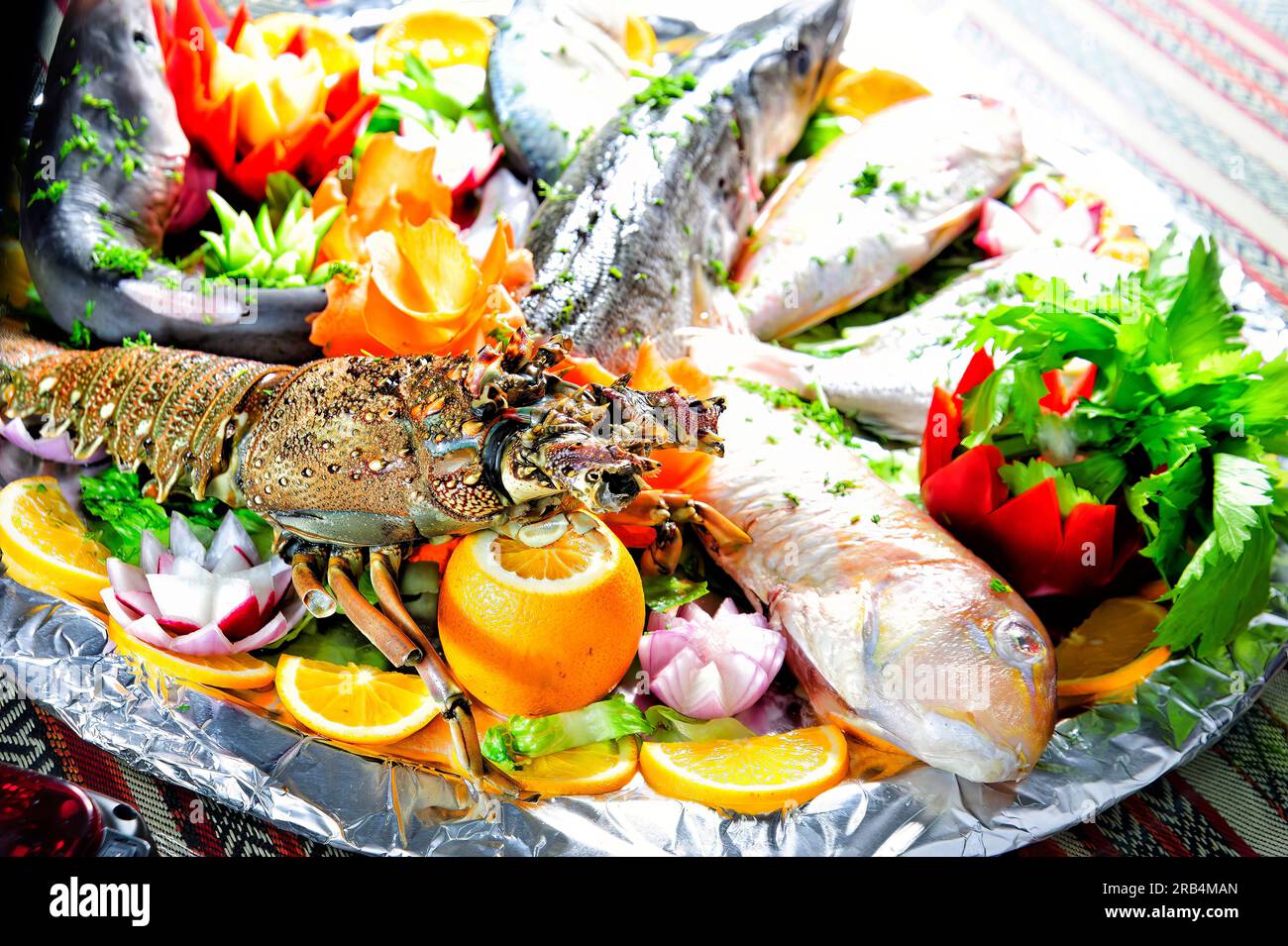 Plateau de poisson avec légumes. Poissons et légumes. Banque D'Images