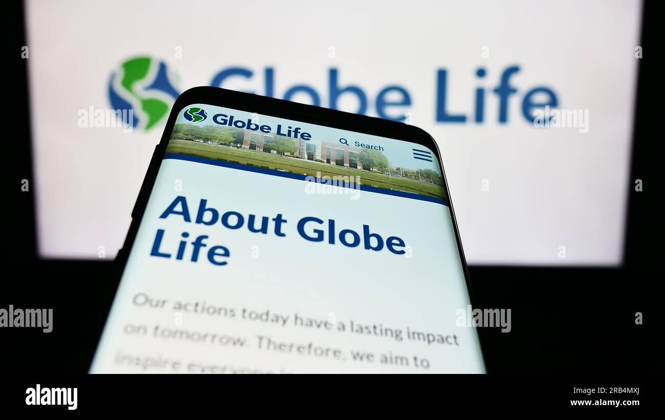 Smartphone avec page Web de la compagnie d'assurance américaine Globe Life Inc. Sur l'écran devant le logo de l'entreprise. Effectuez le focus sur le coin supérieur gauche de l'écran du téléphone. Banque D'Images