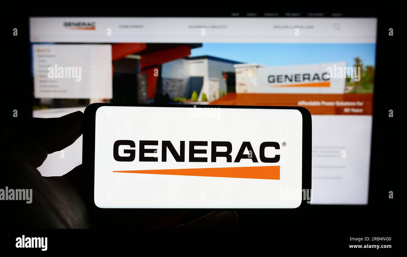 Personne détenant un smartphone avec le logo de la société américaine Generac Holdings Inc. Sur l'écran devant le site Web. Concentrez-vous sur l'affichage du téléphone. Banque D'Images