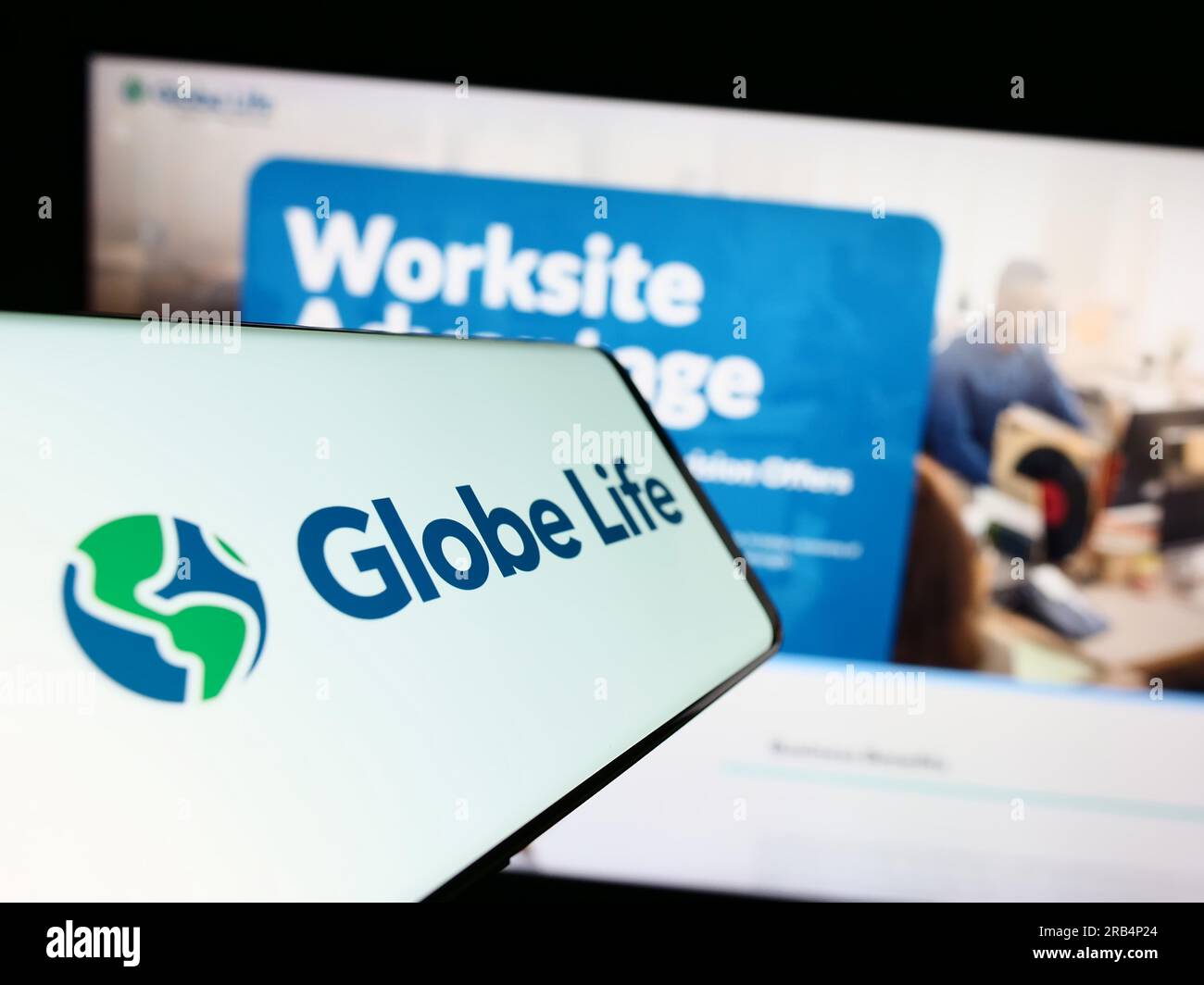 Téléphone mobile avec logo de la compagnie d'assurance américaine Globe Life Inc. À l'écran devant le site Web de l'entreprise. Concentrez-vous sur le centre de l'écran du téléphone. Banque D'Images