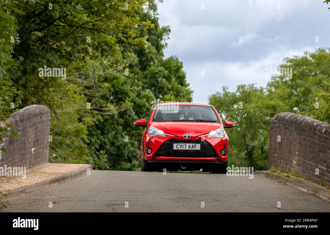 Milton Keynes, Royaume-Uni - 6 juillet 2023 : 2017 TOYOTA YARIS rouge sur un pont étroit, bosse arrière Banque D'Images