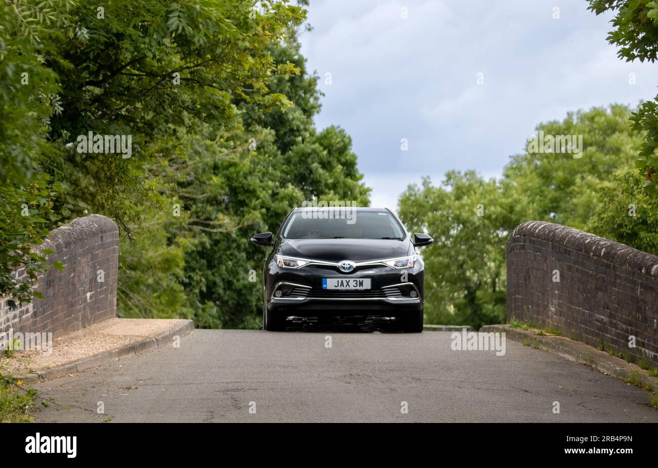 Milton Keynes, Royaume-Uni - 6 juillet 2023 : 2018 TOYOTA AURIS EXCEL HEV VVT-I CVT hybride voiture électrique sur un pont étroit à bosse arrière Banque D'Images