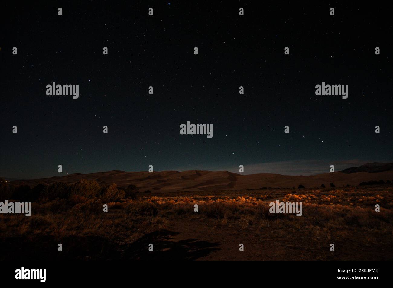 Étoiles au-dessus des dunes de sable du parc national Great Sand Dunes Banque D'Images