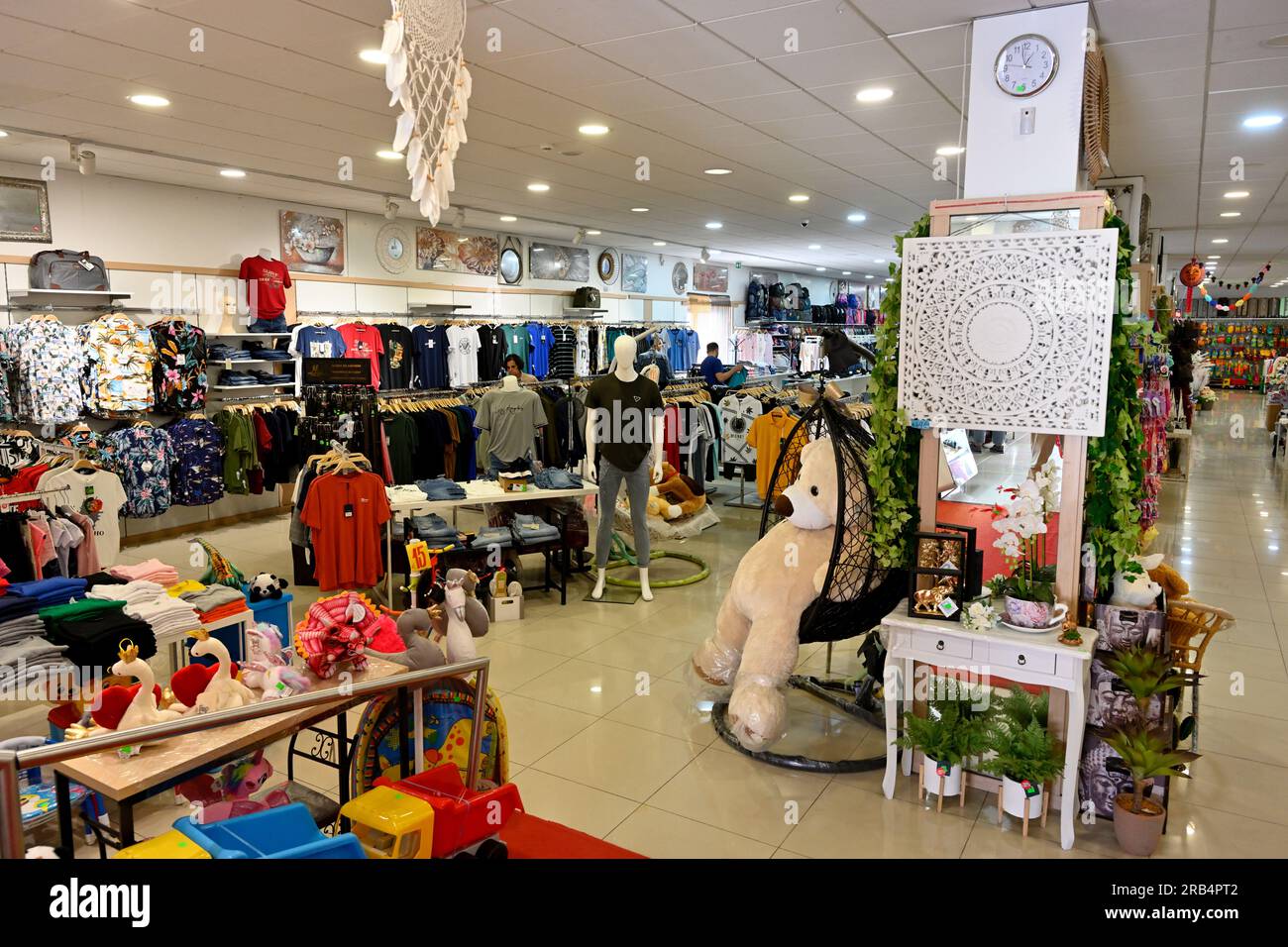 À l’intérieur du magasin général de produits chinois “Shopping Ideal” dans la petite ville d’Espinho, au nord du Portugal Banque D'Images