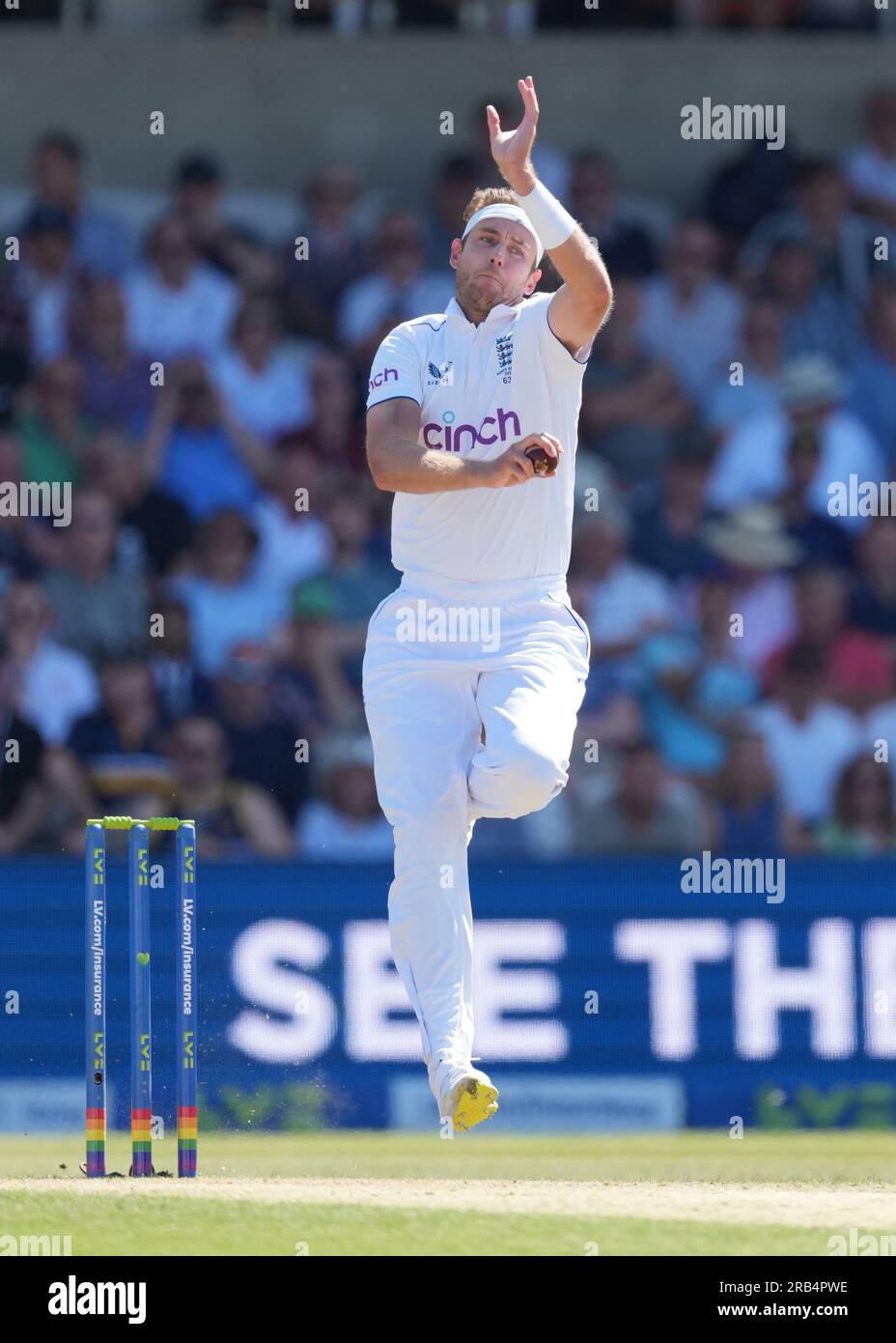 Stuart Broad de l'Angleterre en bowling lors de la deuxième journée du troisième test match Ashes à Headingley, Leeds. Date de la photo : Vendredi 7 juillet 2023. Banque D'Images