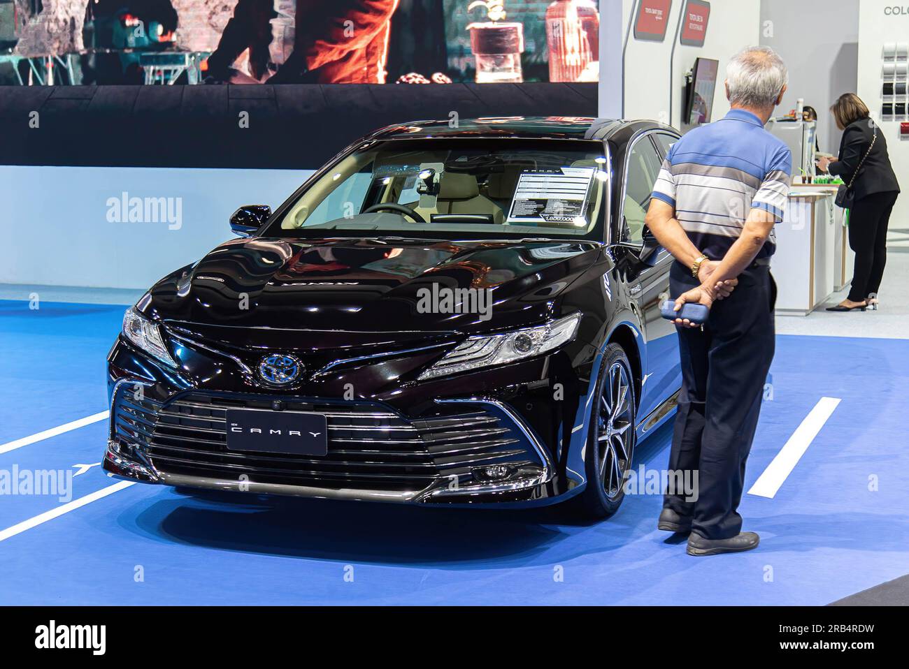 Bangkok, Thaïlande. 07 juillet 2023. Un visiteur inspecte une Toyota Camry lors du Thailand Fast Auto Show 2023 au Bangkok International Trade and Exhibition Center (BITEC). (Photo de Peerapon Boonyakiat/SOPA image/Sipa USA) crédit : SIPA US/Alamy Live News Banque D'Images