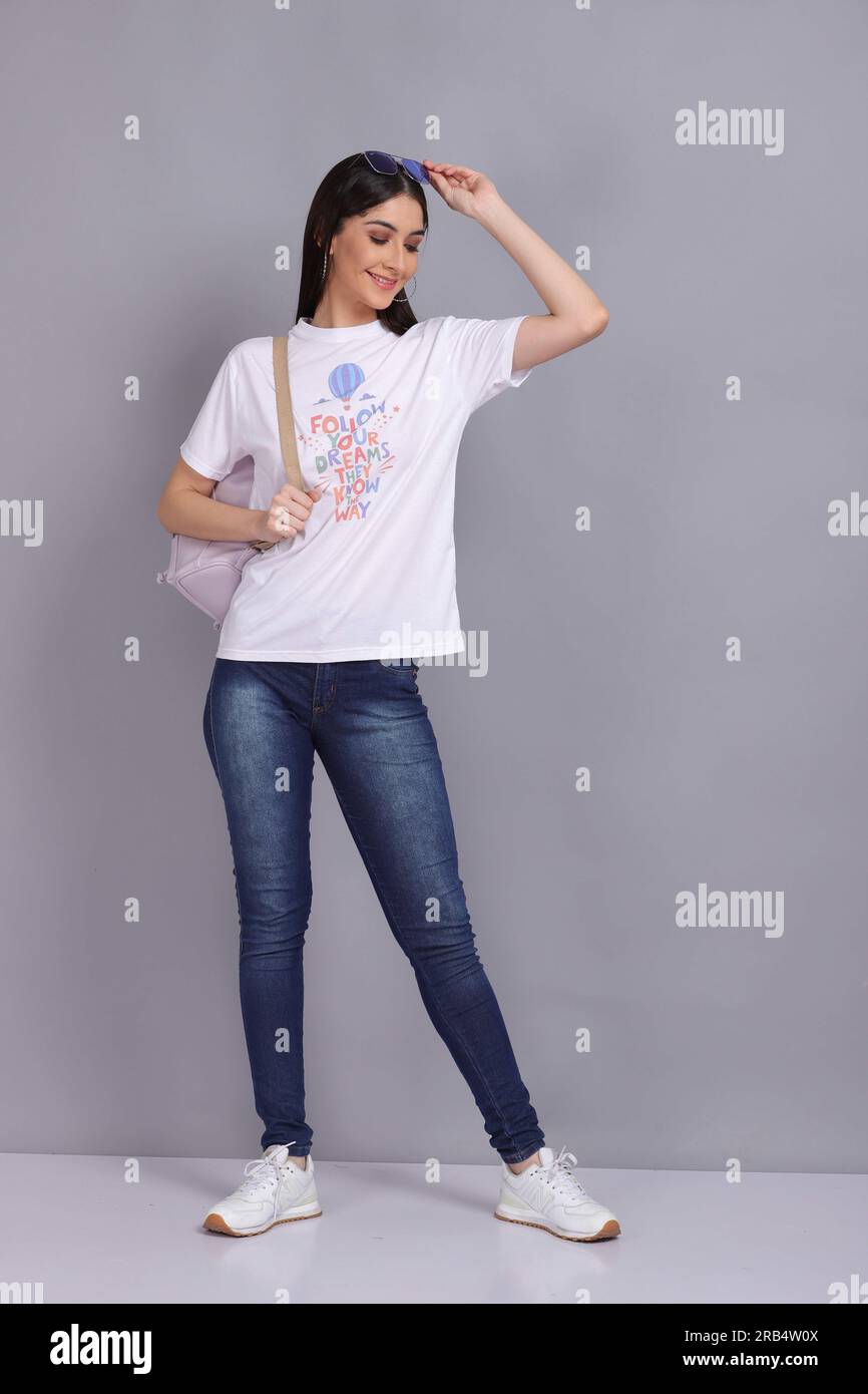 Modèle féminin portant T-shirt / T-shirt modèle Banque D'Images