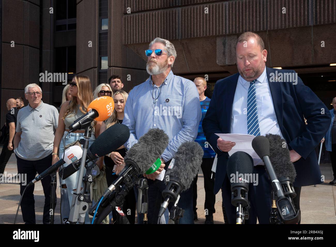 Tim Edwards, le père d'elle Edwards (à gauche) et le surintendant détective Paul Grounds parlent aux médias devant la Cour de la Couronne de Liverpool après que Connor Chapman ait été condamné à perpétuité avec une peine minimale de 48 ans pour le meurtre de Mme Edwards, Qui a été abattu devant le pub Lighthouse dans Wallasey Village, Wirral, la veille de Noël l'année dernière. Date de la photo : Vendredi 7 juillet 2023. Banque D'Images