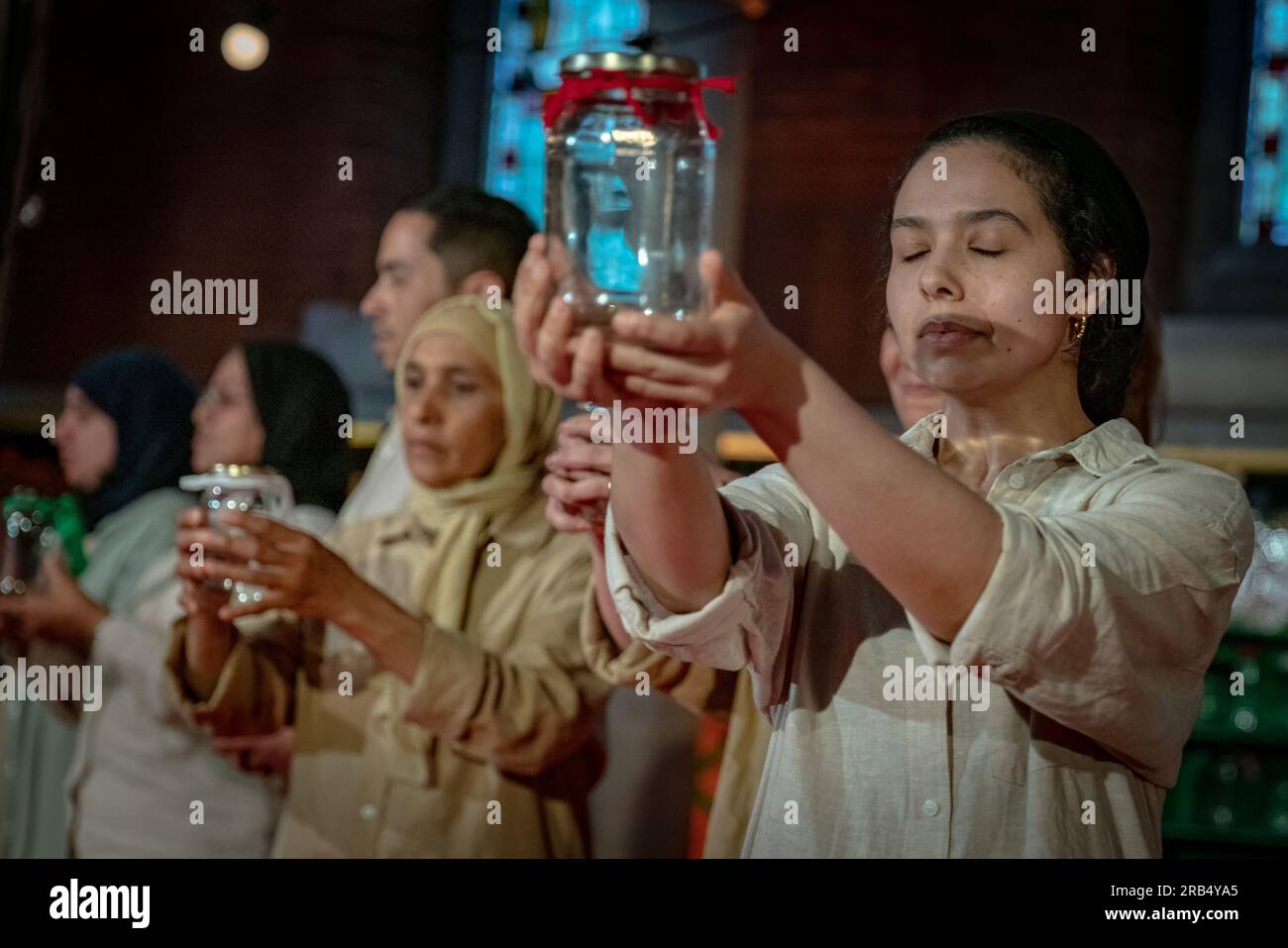 Londres, Royaume-Uni. 7 juillet 2023. Pièce de théâtre Olive JAR réalisée par Elias Matar. Joué dans le cadre du Festival Shubbak, Olive JAR célèbre l’héritage des Londoniens de l’Ouest de Syrie, d’Irak, de Palestine, du Liban, du Maroc, et au-delà. La pièce a été organisée à la suite d'ateliers avec la communauté locale et présente des histoires, des souvenirs et de la musique live. Olive JAR est co-commandé par Grand Junction et Shubbak Festival et se déroule sur le site de Grand Junction à partir du 6-8 mai. Crédit : Guy Corbishley/Alamy Live News Banque D'Images