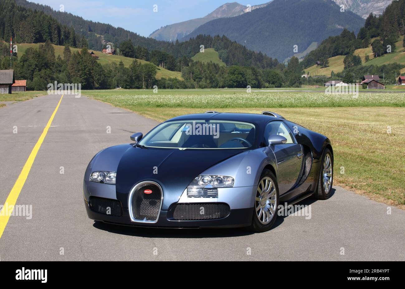 Vue de face 3/4 d'une Bugatti Veyron Banque D'Images