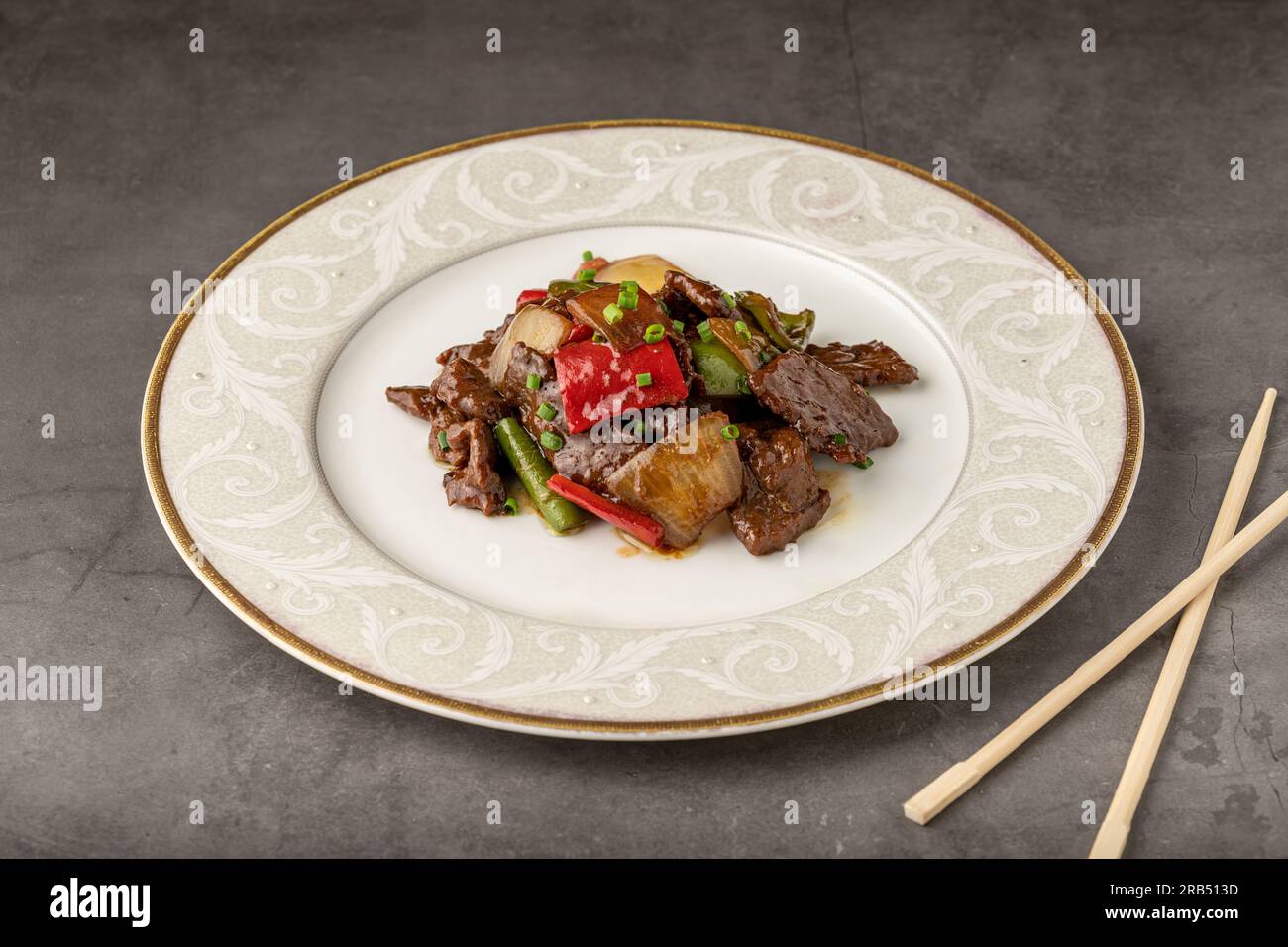 Viande aigre-chaude sautée avec du poivron rouge, du poivron vert et de l'oignon. Cuisine asiatique Banque D'Images