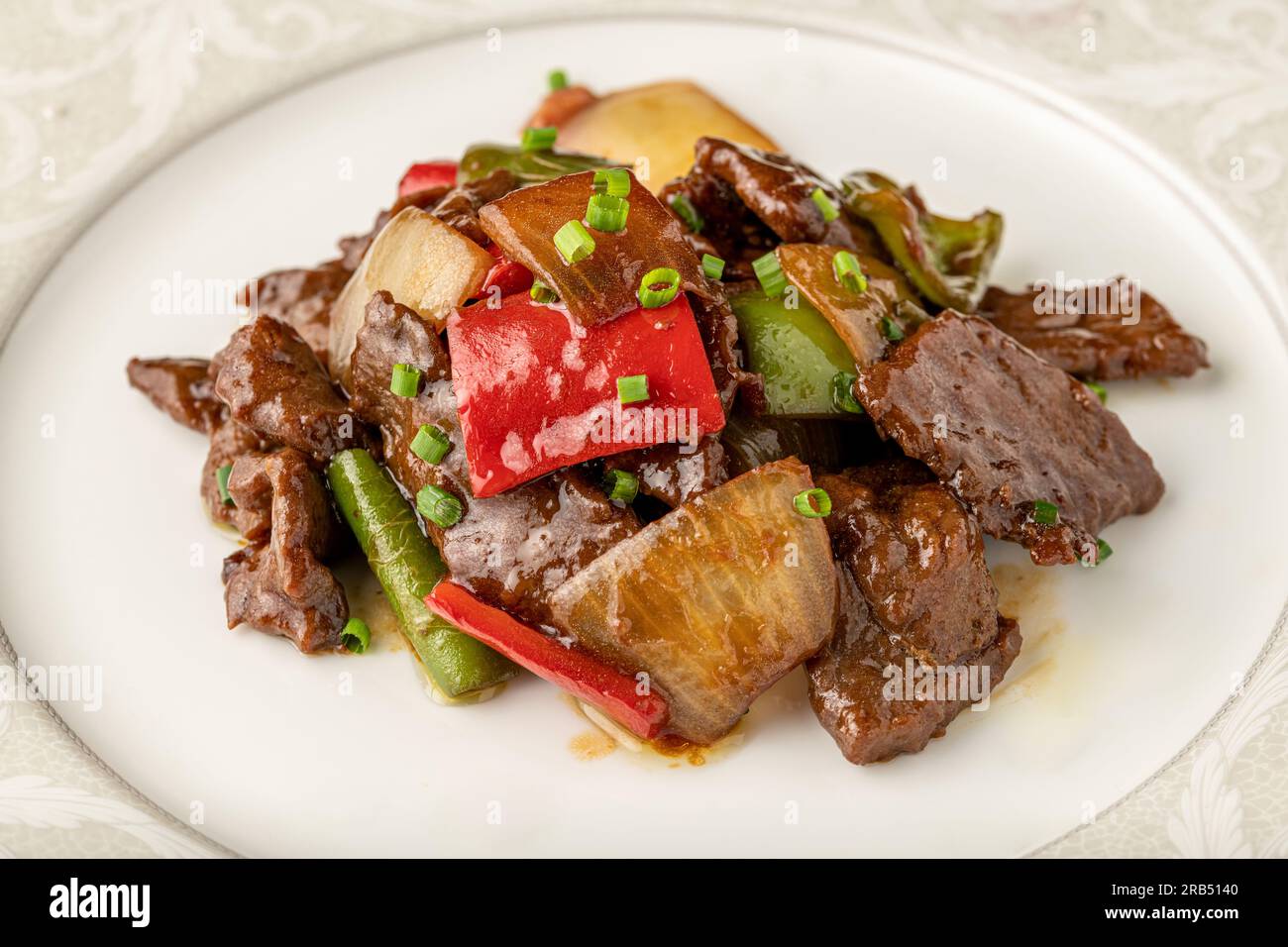 Viande aigre-chaude sautée avec du poivron rouge, du poivron vert et de l'oignon. Cuisine asiatique Banque D'Images