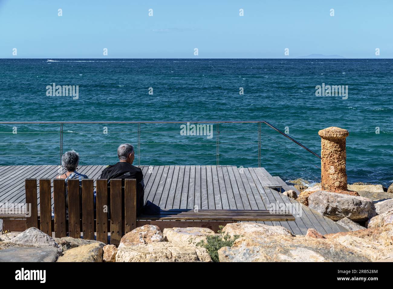 Couple assis sur un banc au point de vue du sentier côtier (Cami de Ronda) une route de Salou à Llosa dans la province de Tarragone, Catalogne, SP Banque D'Images