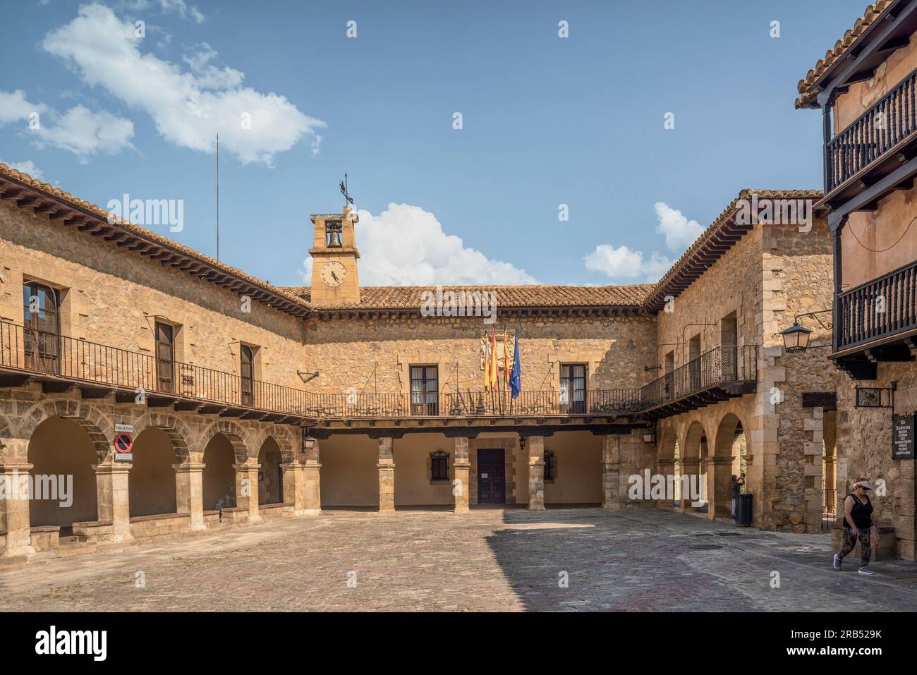 Albarracín place principale pavée, entourée de bâtiments médiévaux tels que l'hôtel de ville du 14e siècle. Teruel, Aragon, Espagne, Europe Banque D'Images