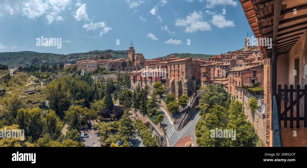 Vue panoramique sur le centre historique de Albarracín, déclaré site historique-artistique et l'une des plus belles villes d'Espagne, Teruel, Europe. Banque D'Images