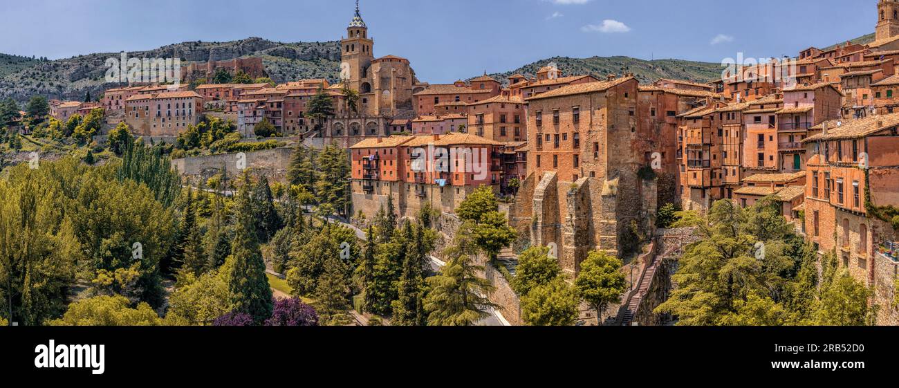 Vue panoramique sur le centre historique de Albarracín, déclaré site historique-artistique et l'une des plus belles villes d'Espagne, Teruel, Europe. Banque D'Images