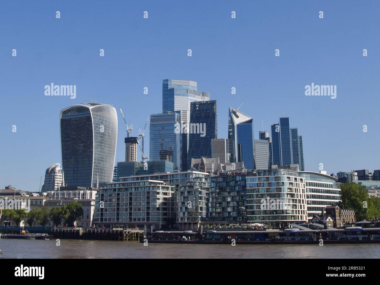 Londres, Royaume-Uni. 7 juillet 2023. Ciel bleu au-dessus de la City de Londres alors que les températures montent en flèche dans la capitale. Crédit : Vuk Valcic/Alamy Live News Banque D'Images