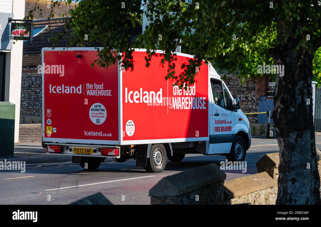 Camion de livraison de nourriture réfrigérée Islande avec livrée rouge et blanche, sur une route britannique livrant des produits alimentaires aux clients de commande de nourriture en ligne en Angleterre, Royaume-Uni. Banque D'Images