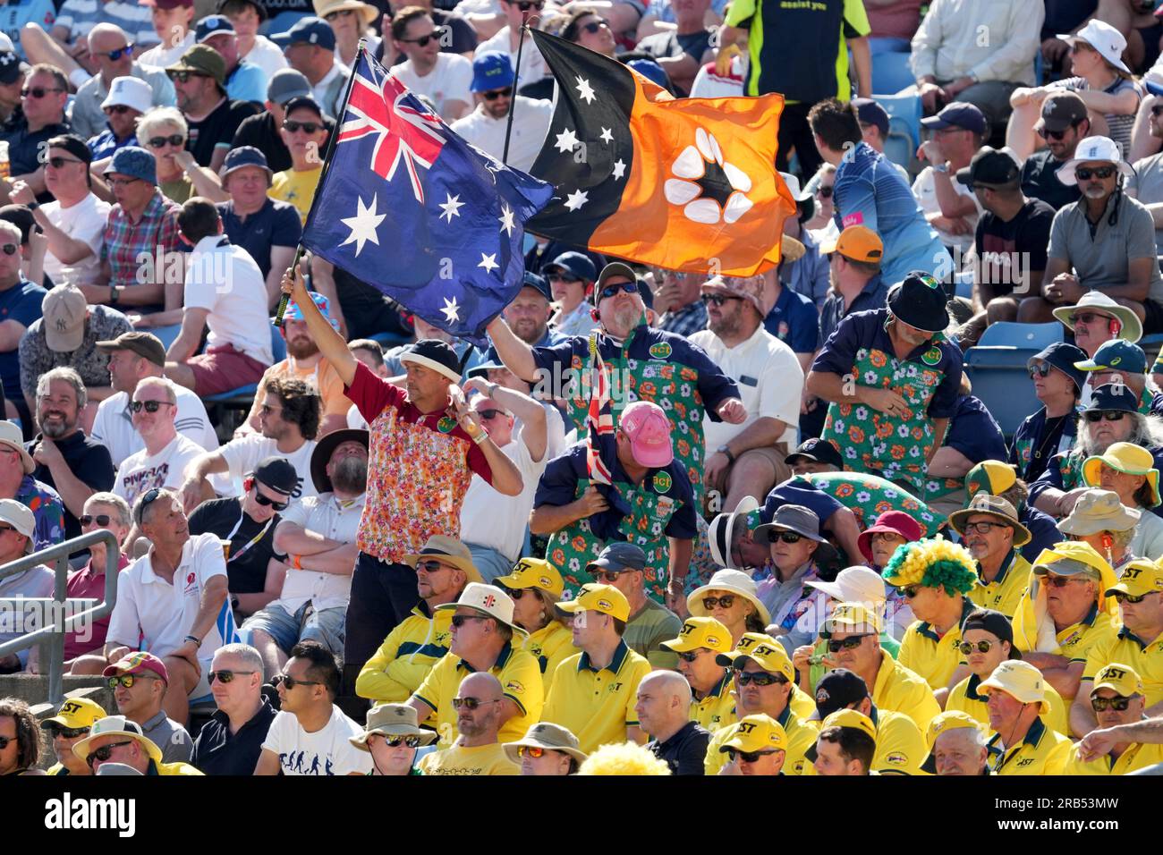 Spectateurs australiens vus pendant la deuxième journée du troisième test match Ashes à Headingley, Leeds. Date de la photo : Vendredi 7 juillet 2023. Banque D'Images