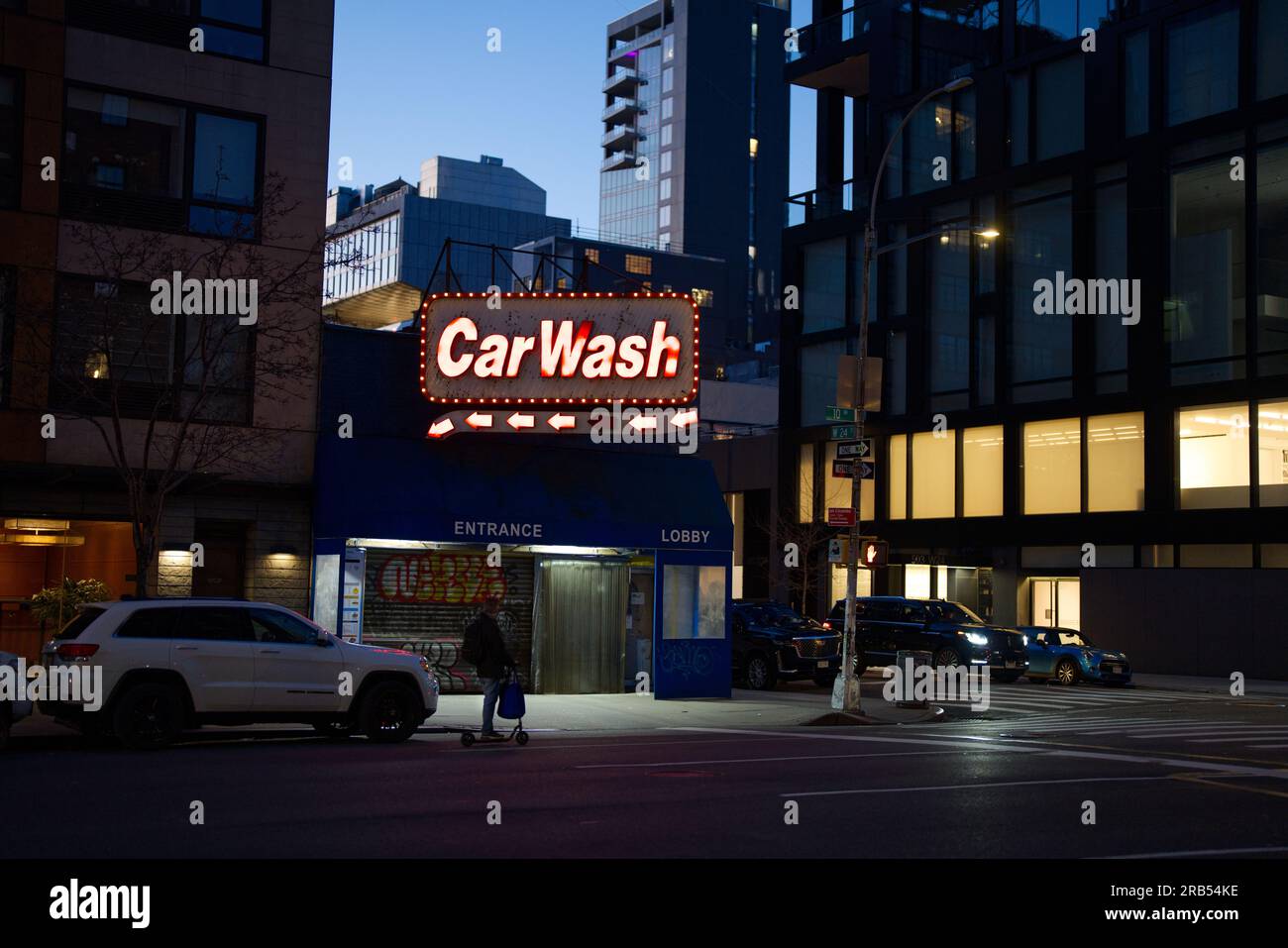 Lavage de voiture la nuit à Chelsea, New York Banque D'Images
