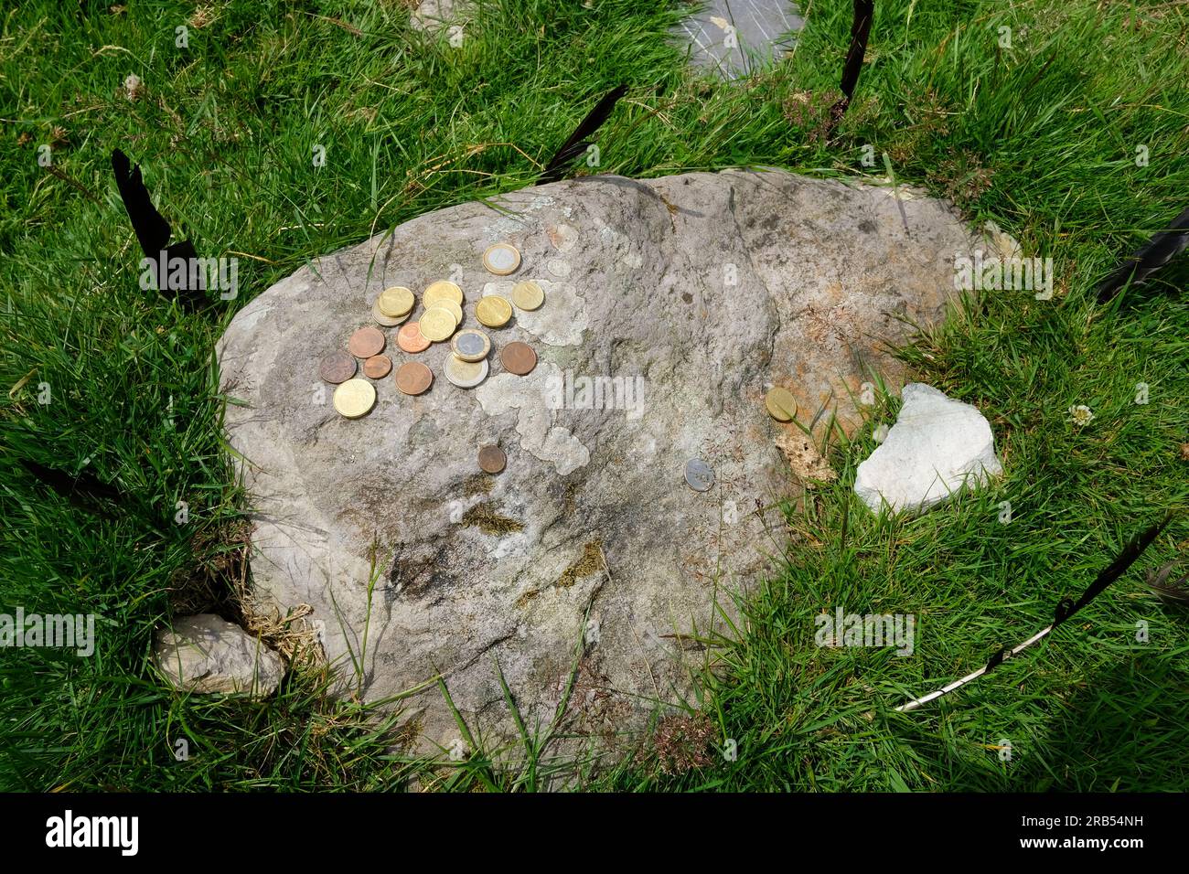Offres sur la pierre centrale à Ardgroom Stone Circle, County Cork, Irlande - John Gollop Banque D'Images