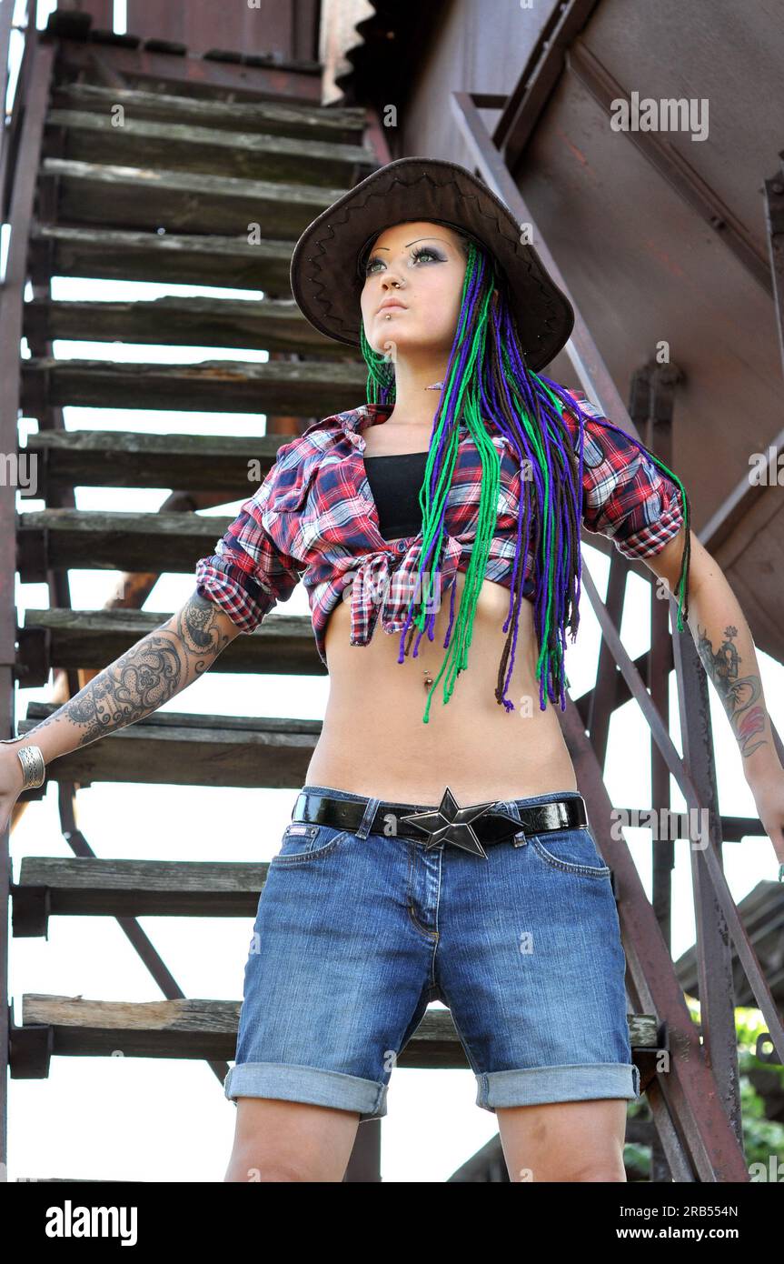 jeune femme élégante tatouée avec des dreadlocks dans le style fermier Banque D'Images