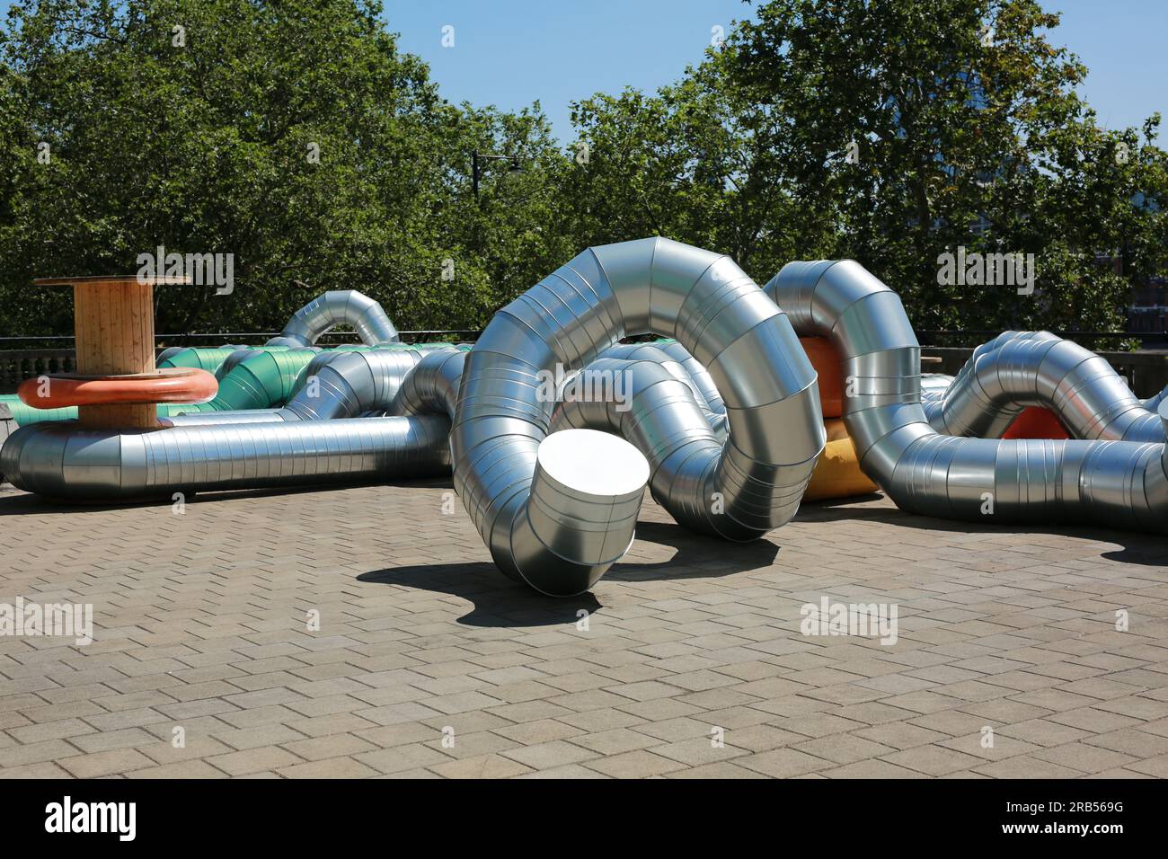 Londres, Royaume-Uni. 07 juillet 2023. 'Slackwater' est la première commission publique de Holly Hendry à Londres et sa plus vaste commission à ce jour. Conçue pour le jardin de l’artiste, cette œuvre spécifique au site occupe la vaste terrasse sur le toit de la station de métro Temple. « Slackwater » est un immense enchevêtrement sculptural qui « tisse l'histoire aqueuse de son emplacement au bord de la rivière, avec des références aux rythmes abstraits de la Tamise et aux mouvements liquides dans le corps humain ». Crédit : Waldemar Sikora/Alamy Live News Banque D'Images