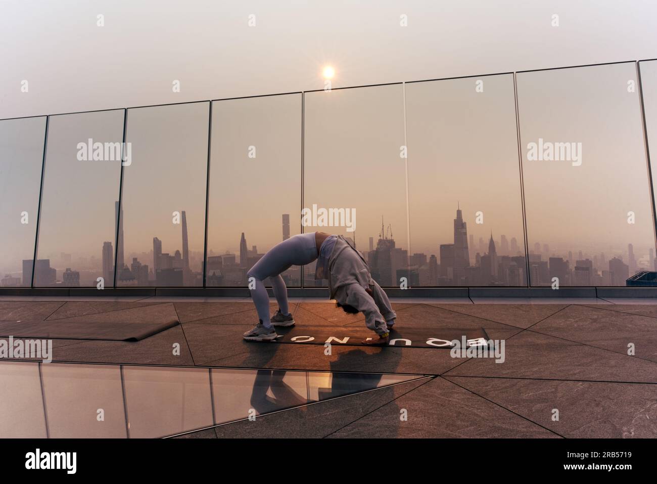 Sky-High Yoga à Edge, Hudson yards, New York Banque D'Images