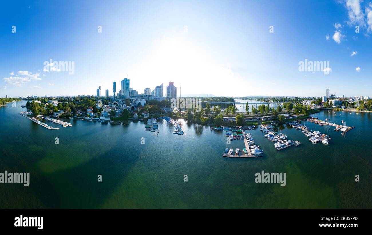 Vienne en Autriche, Europe en été. Panorama de la belle région du vieux Danube avec une architecture d'horizon moderne en arrière-plan. Banque D'Images
