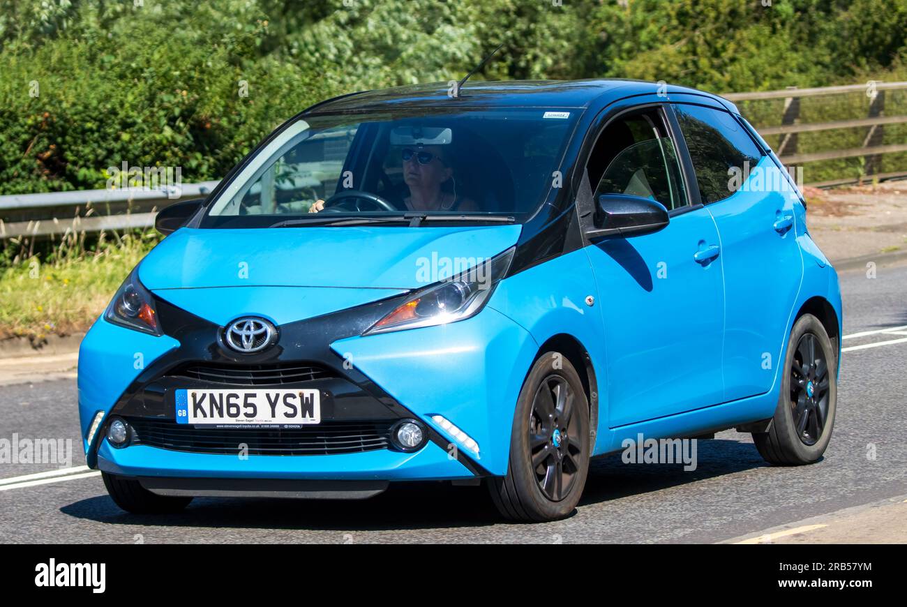 Milton Keynes, Royaume-Uni - 7 juillet 2023 : 2015 TOYOTA AYGO bleu voyageant sur une route du Royaume-Uni Banque D'Images