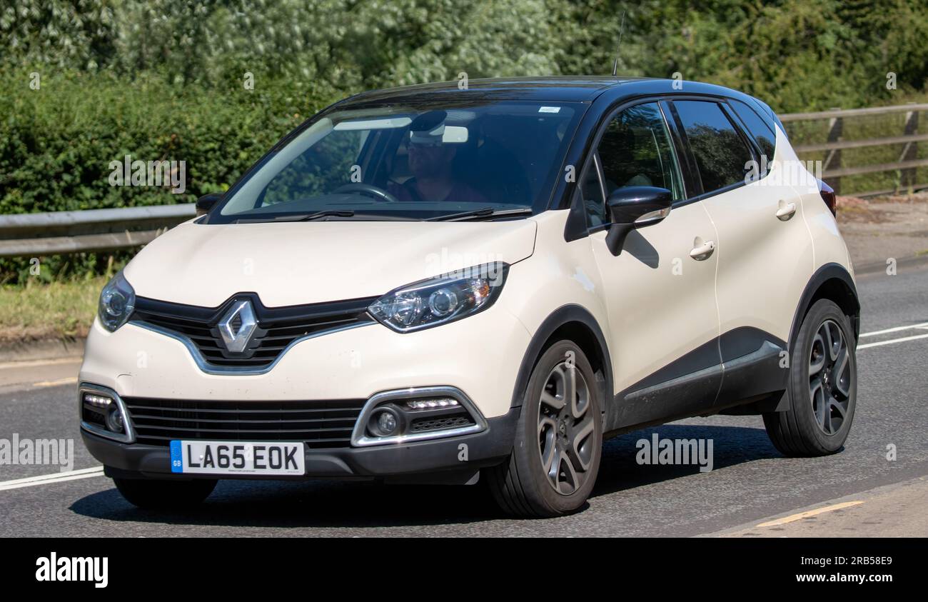 Milton Keynes, Royaume-Uni - 7 juillet 2023 : voiture RENAULT CAPTUR diesel crème 2016 circulant sur une route britannique Banque D'Images