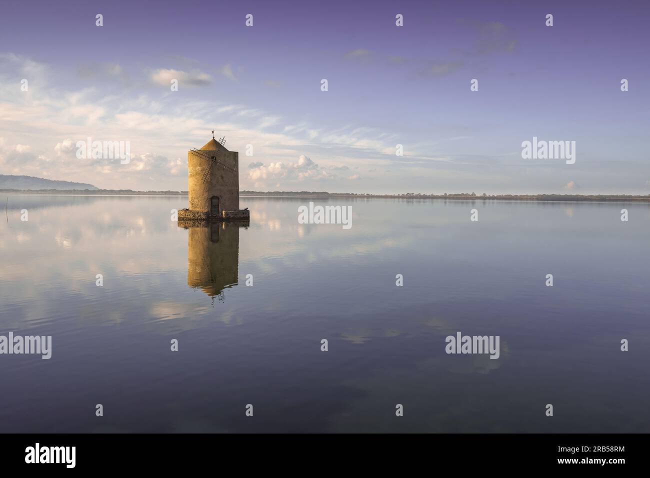 Vieux moulin espagnol à Orbetello lagune, monument médiéval à Monte Argentario, Toscane, Italie. Banque D'Images