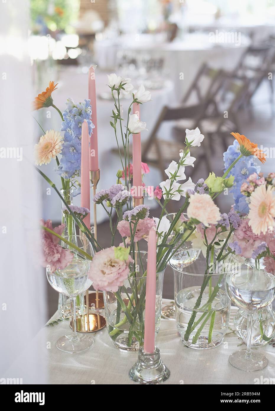 Floristique. Décoration florale du mariage dans des couleurs pastel. Beaucoup de fleurs dans différents vases et récipients Banque D'Images