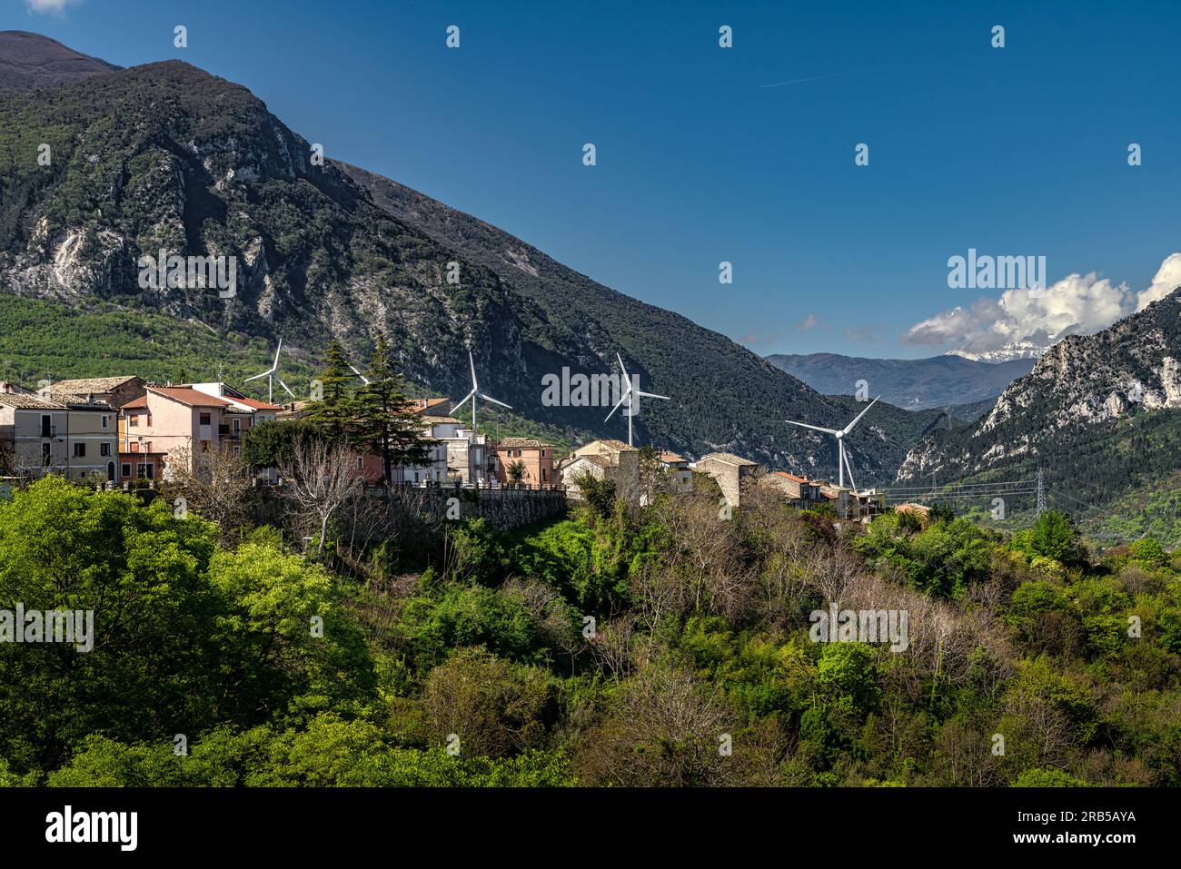 Paysage d'en bas de la ville médiévale de Tocco da Casauria. En arrière-plan, les éoliennes de la ville et les montagnes du Morrone. Abruzzes Banque D'Images