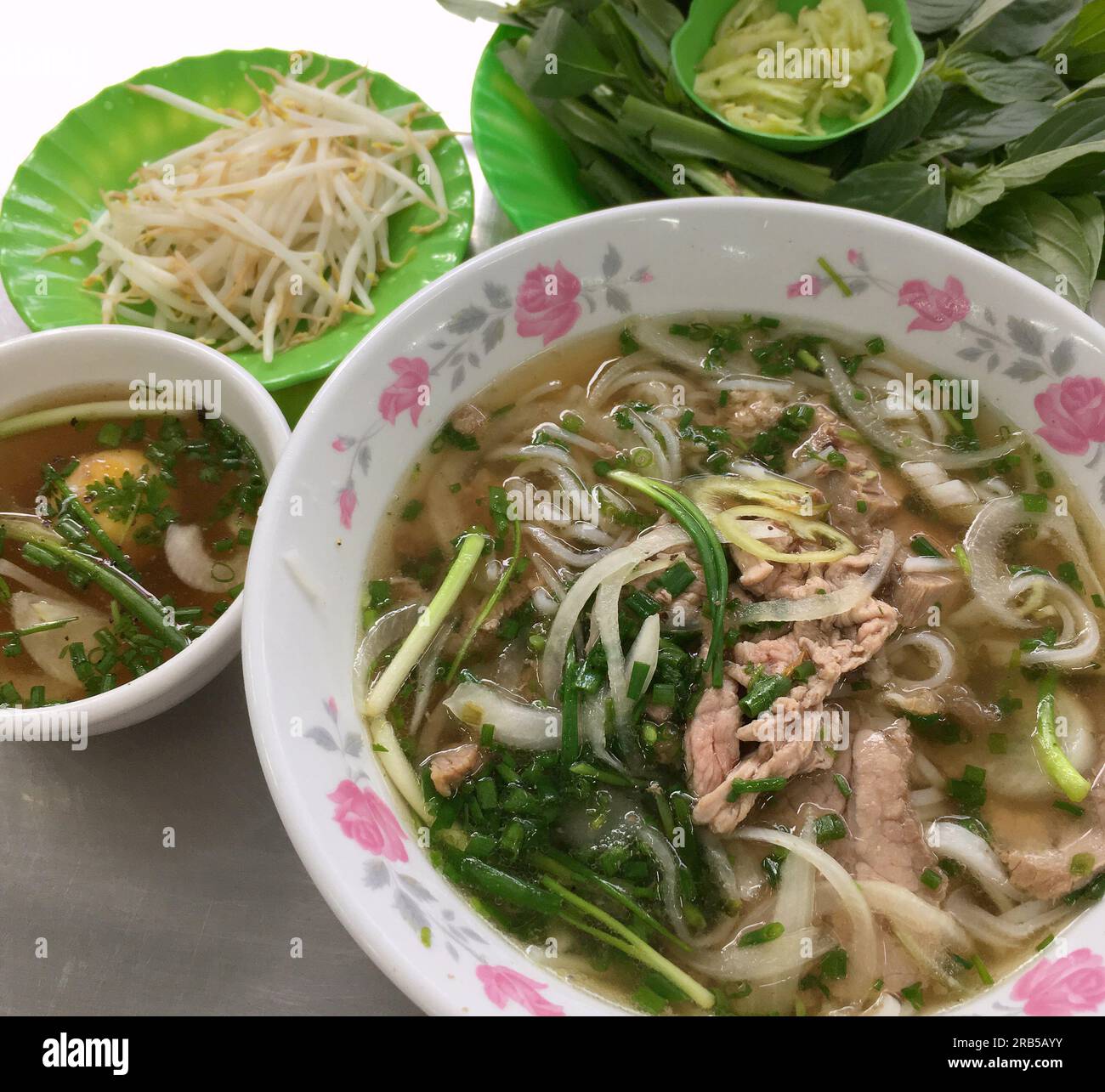 Pho est une nourriture très célèbre au Vietnam. Le monde entier connaît ce plat. Nouilles au boeuf Banque D'Images