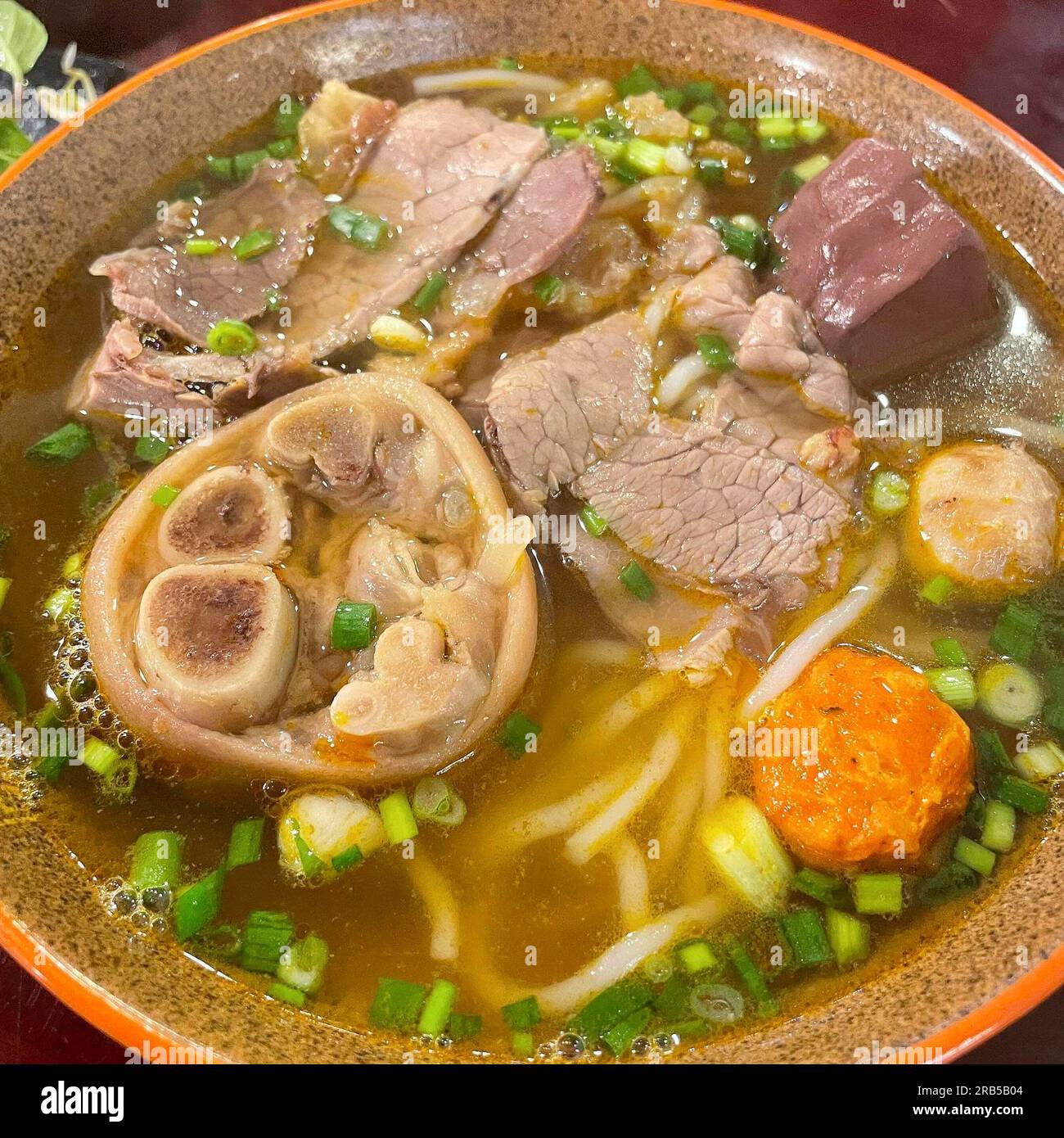 Bun bo Hue est une nourriture très célèbre au Vietnam. Le monde entier connaît ce plat. bún bò Huế. 越南旅游, वियतनाम पर्यटन, 베트남 관광, ベトナム観光, ឌូលីច វៀតណាម Banque D'Images