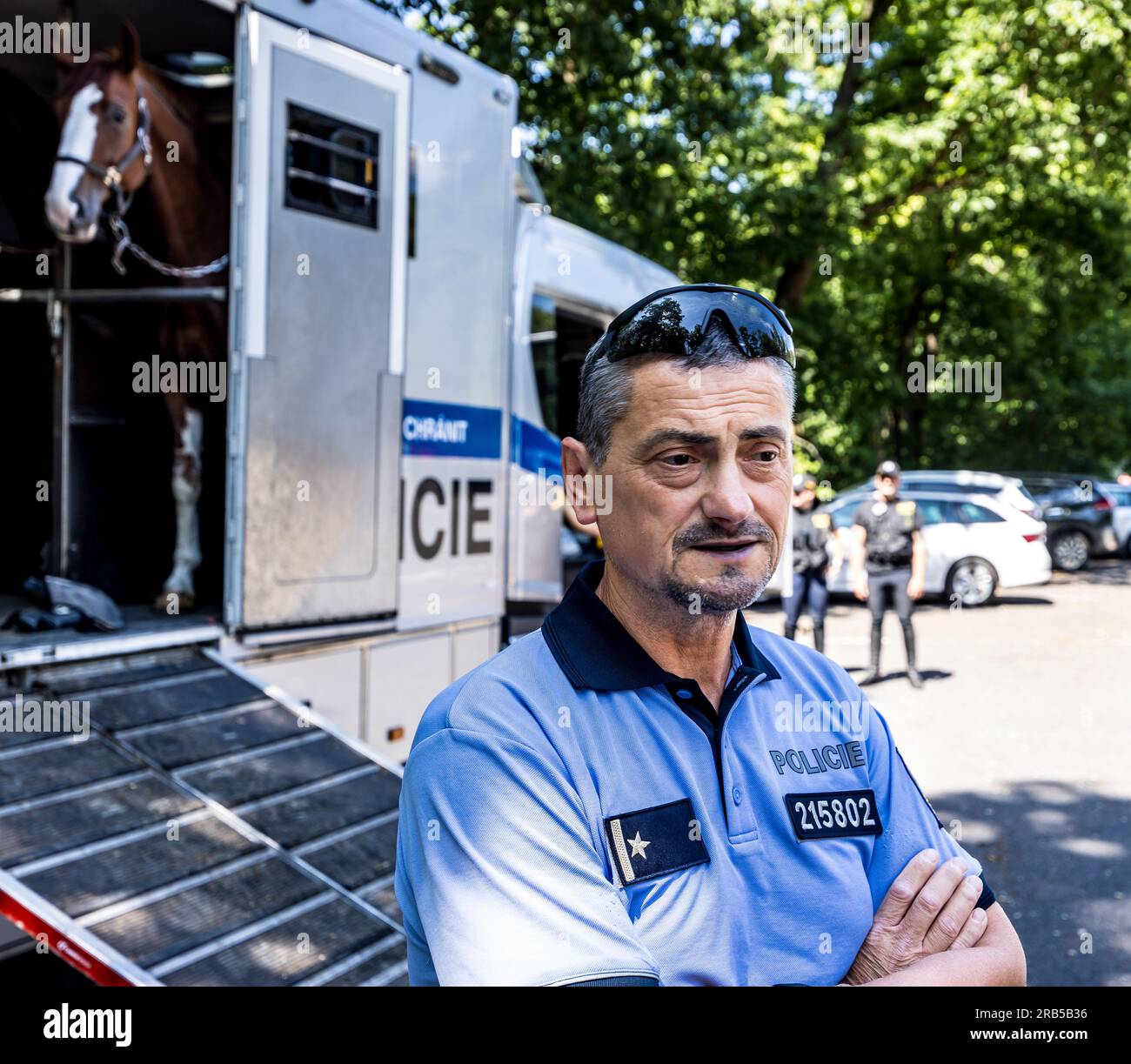 Stanislav Krajcovic, commandant de l’unité régionale spéciale de police d’Usti nad Labem, parle aux journalistes d’une action de sécurité préventive dans laquelle des policiers à cheval surveillent les touristes dans le Parc national de la Suisse de Bohême pour s’assurer que les touristes observent les règlements sur les visiteurs, en particulier l’interdiction de fumer, le 7 juillet 2023, Mezni Louka, Hrensko dans la région de Decin. L'incendie qui a éclaté en Suisse bohémienne le 24 juillet 2022 a été le plus grand feu de forêt de l'histoire tchèque moderne, touchant plus d'un millier d'hectares. Le feu a également touché une partie de la forêt en Allemagne, dans le Saxo Banque D'Images