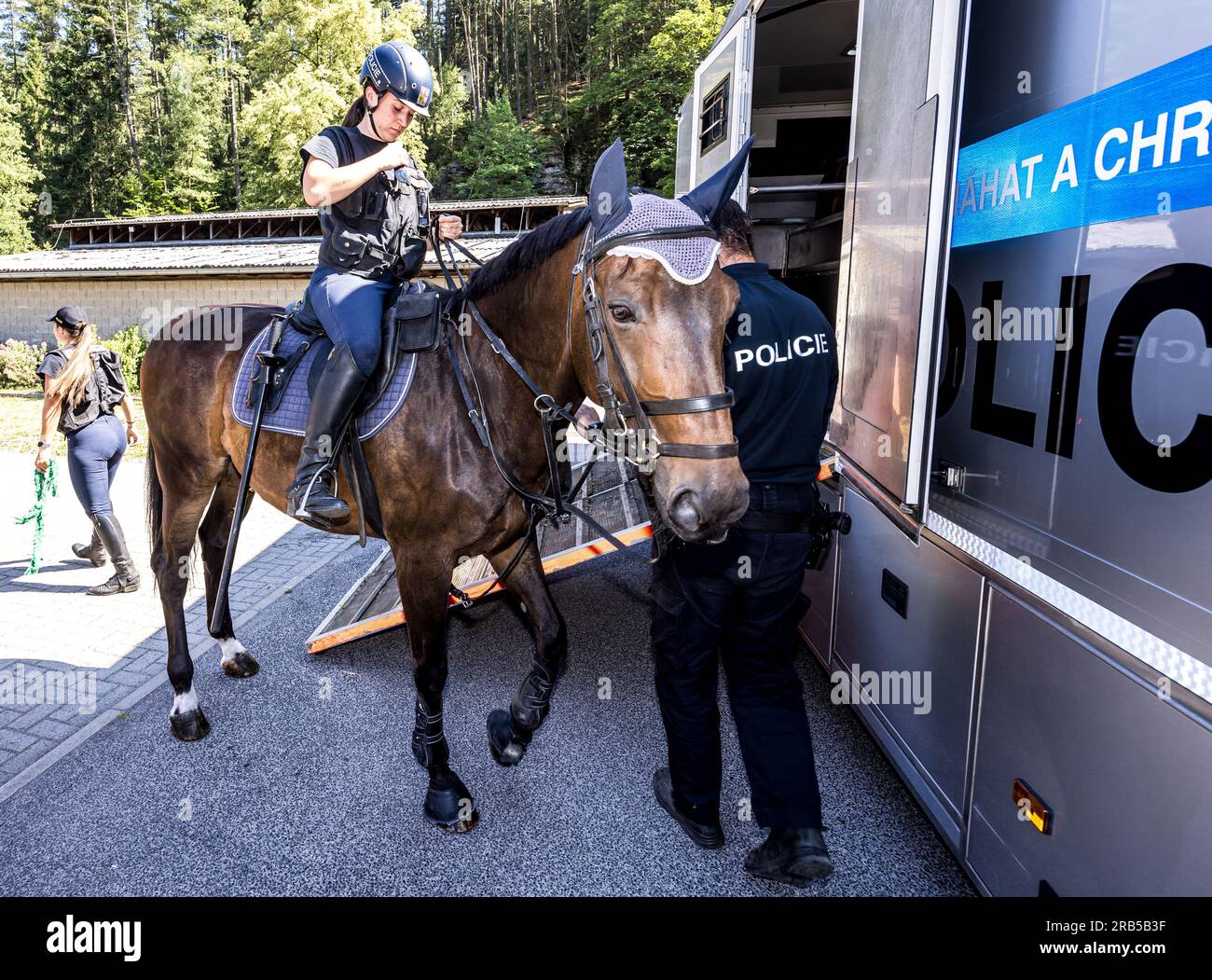 Mezni Louka, République tchèque. 07 juillet 2023. Les policiers préparent les chevaux pour une promenade d'inspection dans le Parc National de la Suisse Bohême pour s'assurer que les touristes respectent les règlements des visiteurs, en particulier l'interdiction de fumer, 7 juillet 2023, Mezni Louka, Hrensko dans la région de Decin. L'incendie qui a éclaté en Suisse bohémienne le 24 juillet 2022 a été le plus grand feu de forêt de l'histoire tchèque moderne, touchant plus d'un millier d'hectares. L'incendie a également touché une partie de la forêt en Allemagne, dans le parc national de Saxe Suisse. Crédit : Hajek Vojtech/CTK photo/Alamy Live News Banque D'Images