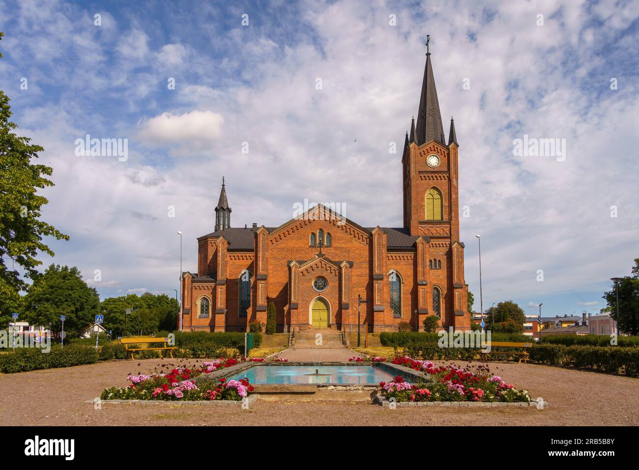 L'église néo-gothique en briques rouges de Loviisa en Finlande. Banque D'Images