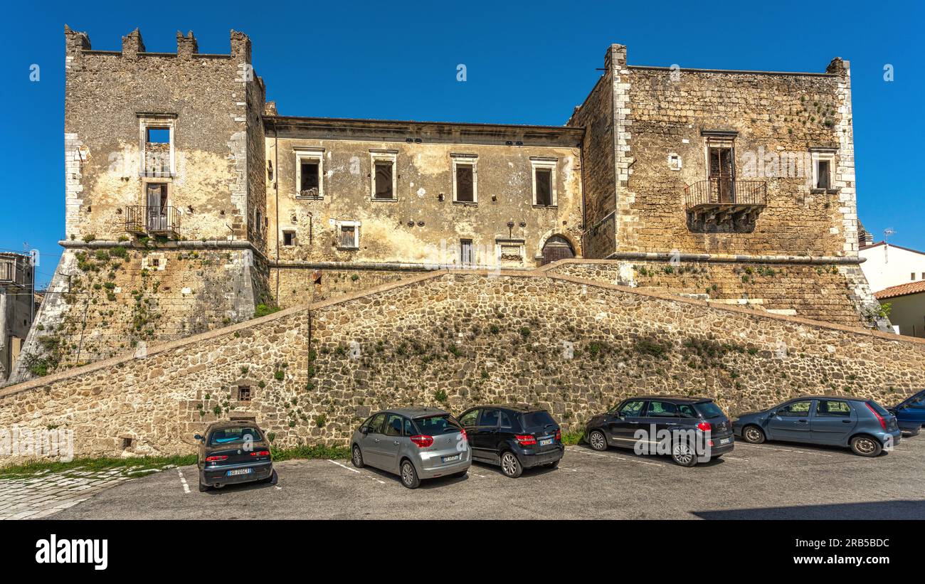 Le château de Caracciolo, ou Palazzo Ducale, est un château médiéval situé dans le centre historique de la ville de Tocco da Casauria. Abruzzes, Italie Banque D'Images