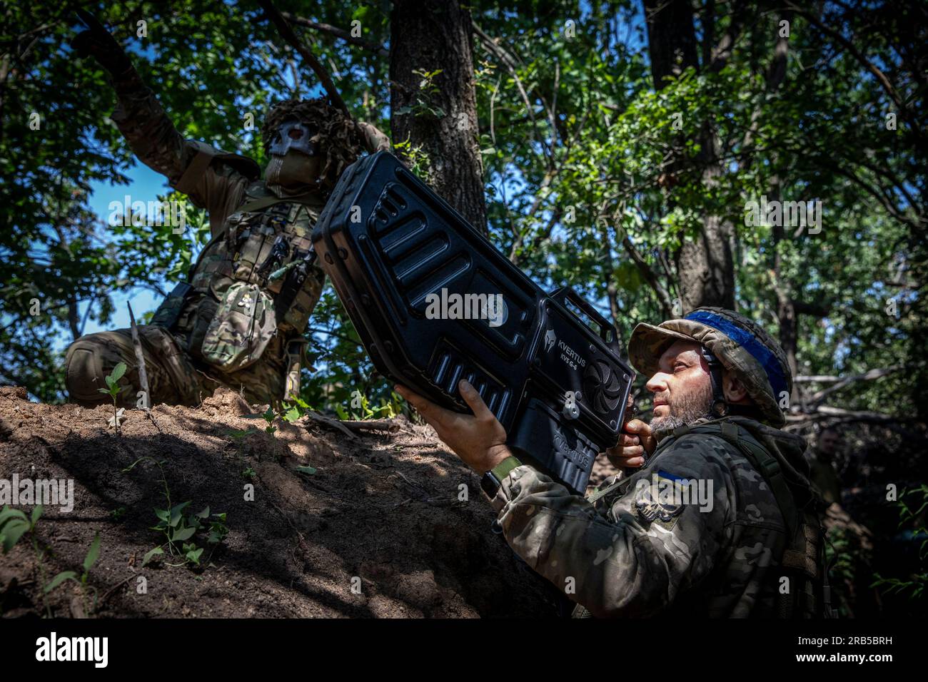 Viking et Dimas de la 110e Brigade de défense territoriale ont effectué une  démonstration tactique avec un fusil anti-drone à Novodarivka, Oblast de  Zaporizhzhia. L'Ukraine subit la contre-offensive dans l'est et le
