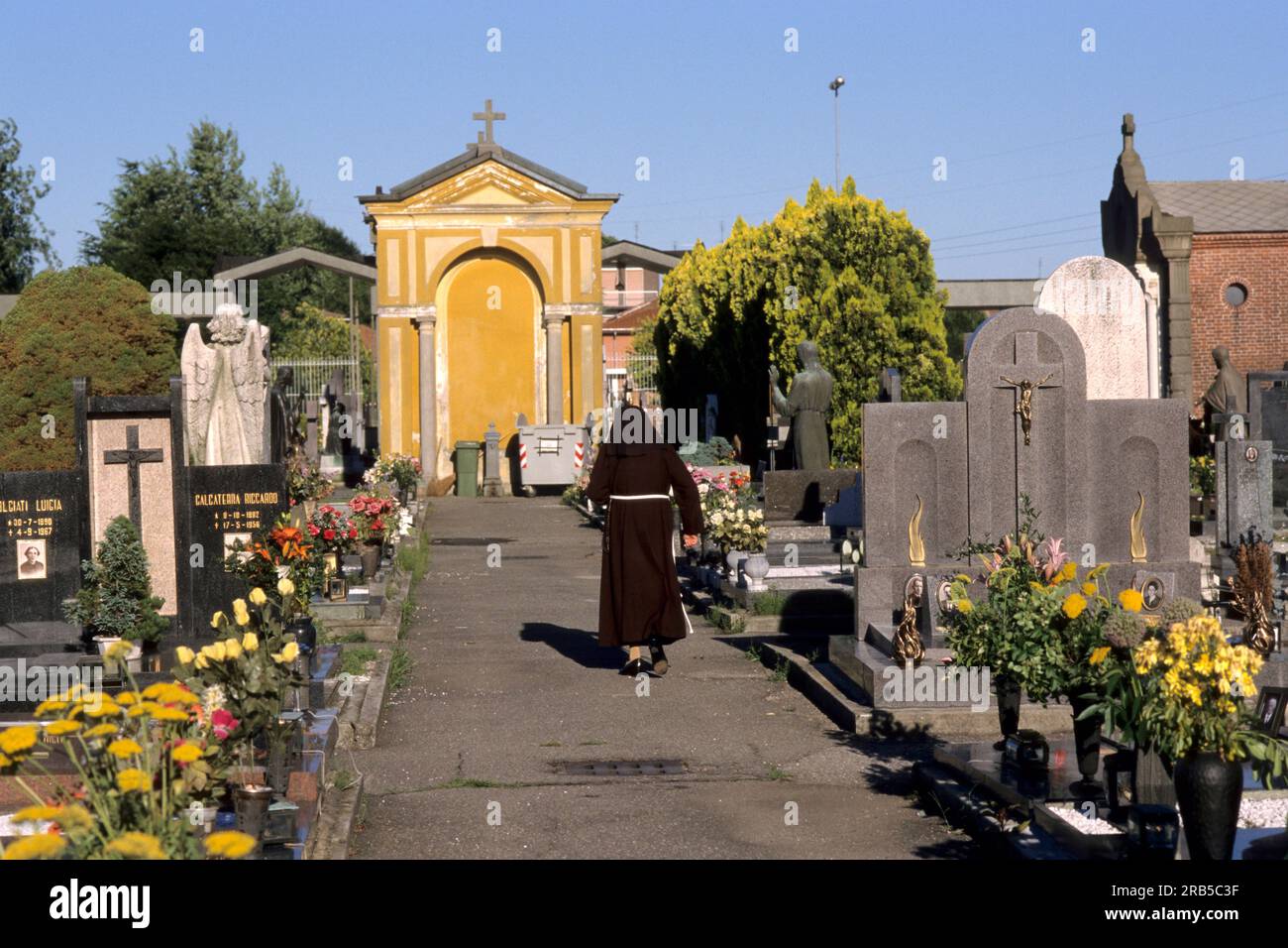 Nonne au cimetière Banque D'Images