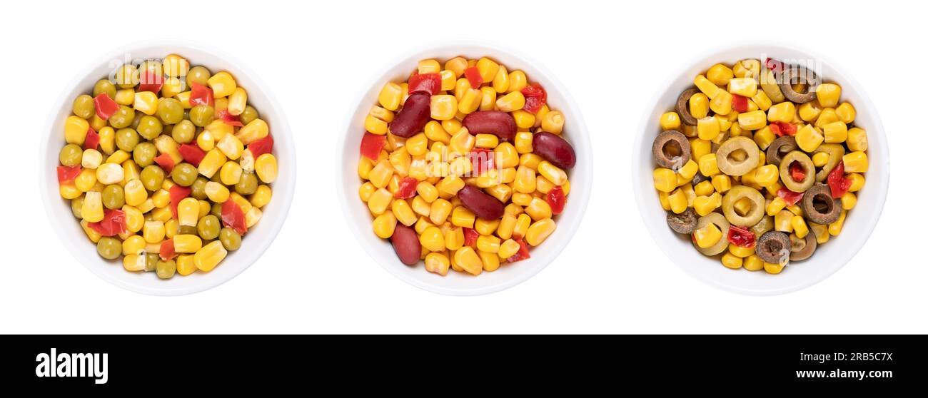 Maïs en conserve, mélanges barbecue dans des bols blancs. Maïs mélangé avec des dés de poivrons rouges, avec des pois verts (à gauche), des haricots rouges (au centre) et des olives (à droite). Banque D'Images