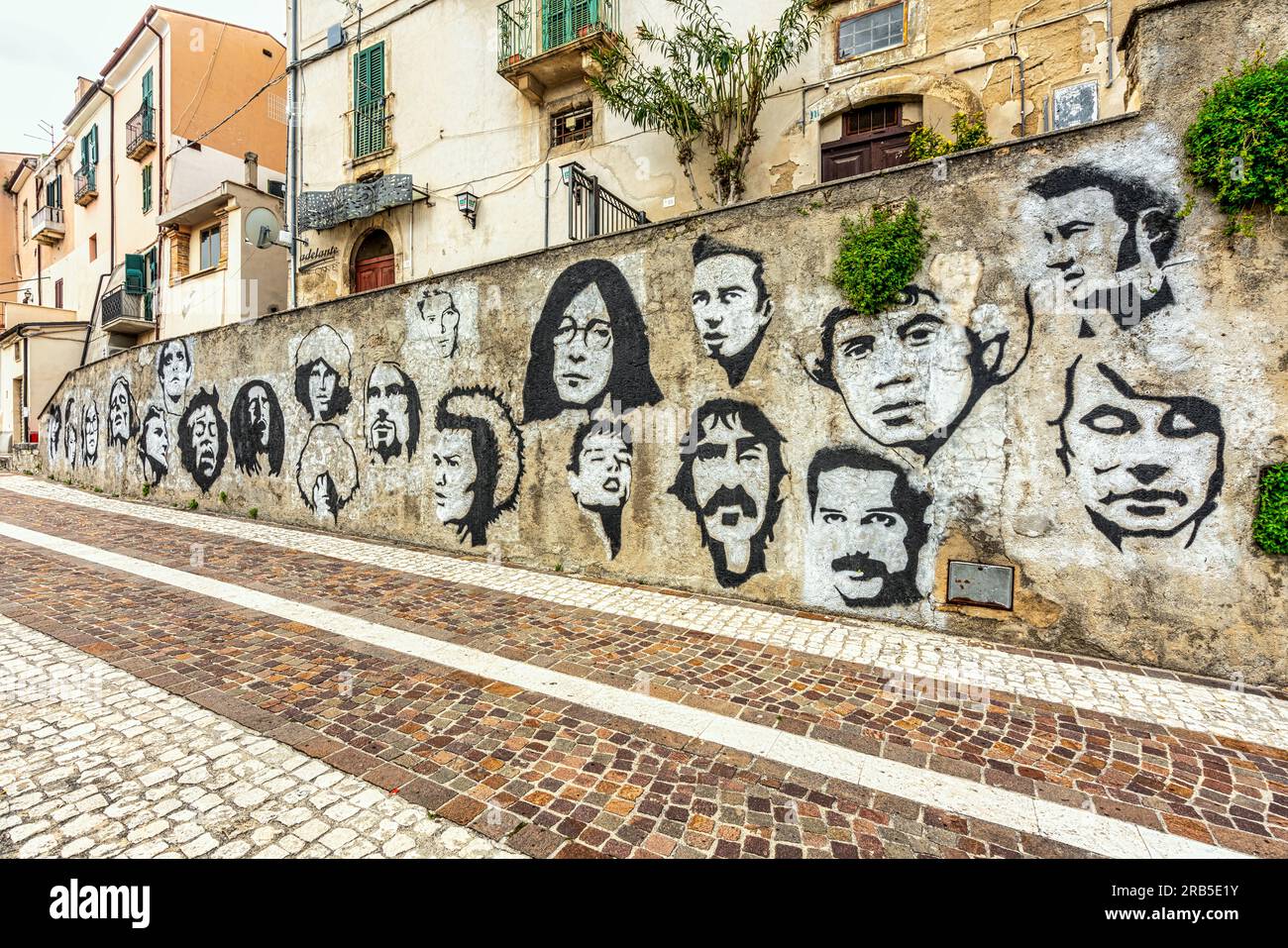 Peintures murales de personnes célèbres, stars de rock mortes, dans le centre historique de la ville de Tocco da Casauria. Tocco da Casauria, province de Pescara, Abruzzes, Italie Banque D'Images