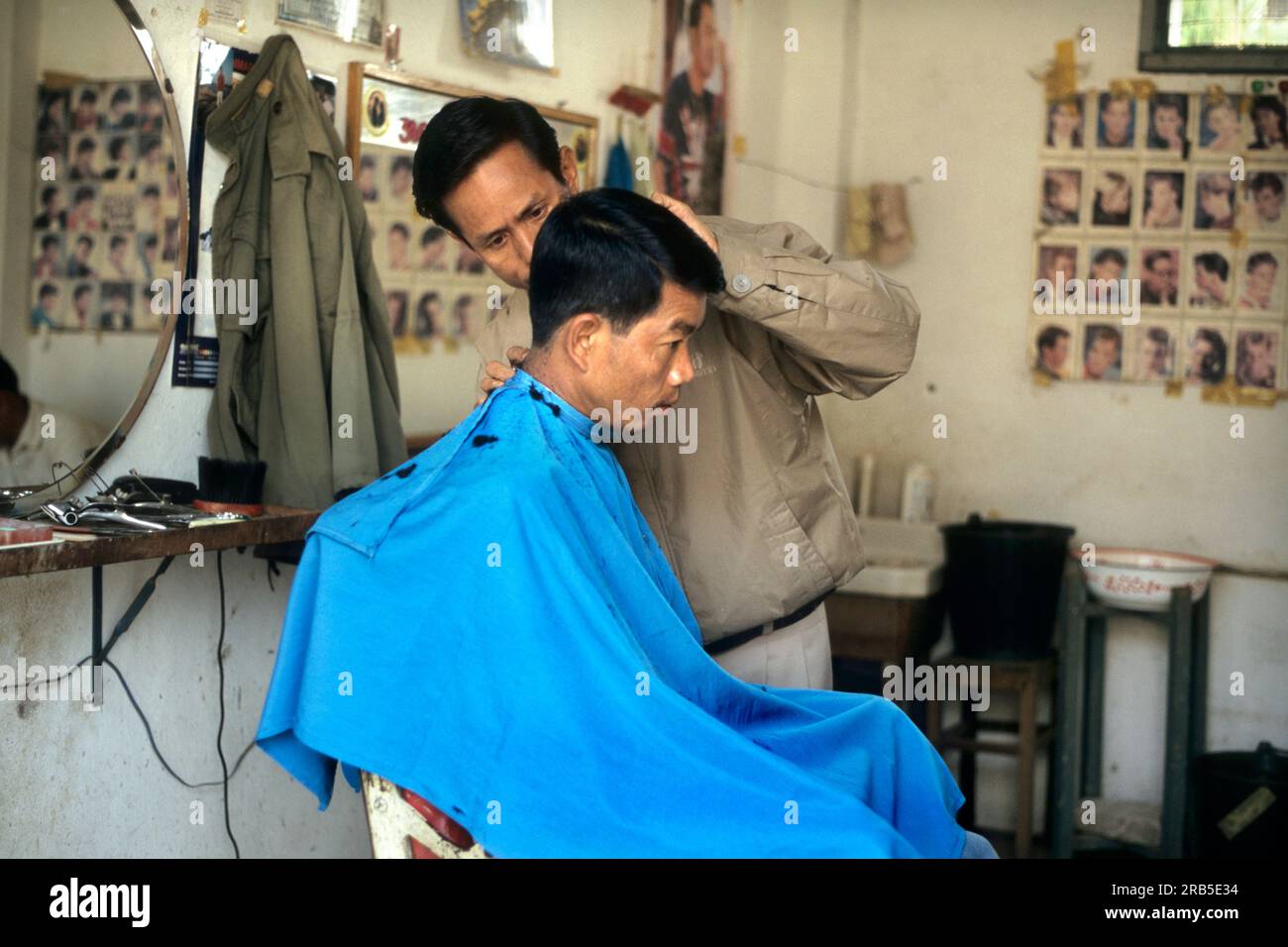 Homme coiffeur. Myanmar. Le plus au sud de l'Asie Banque D'Images